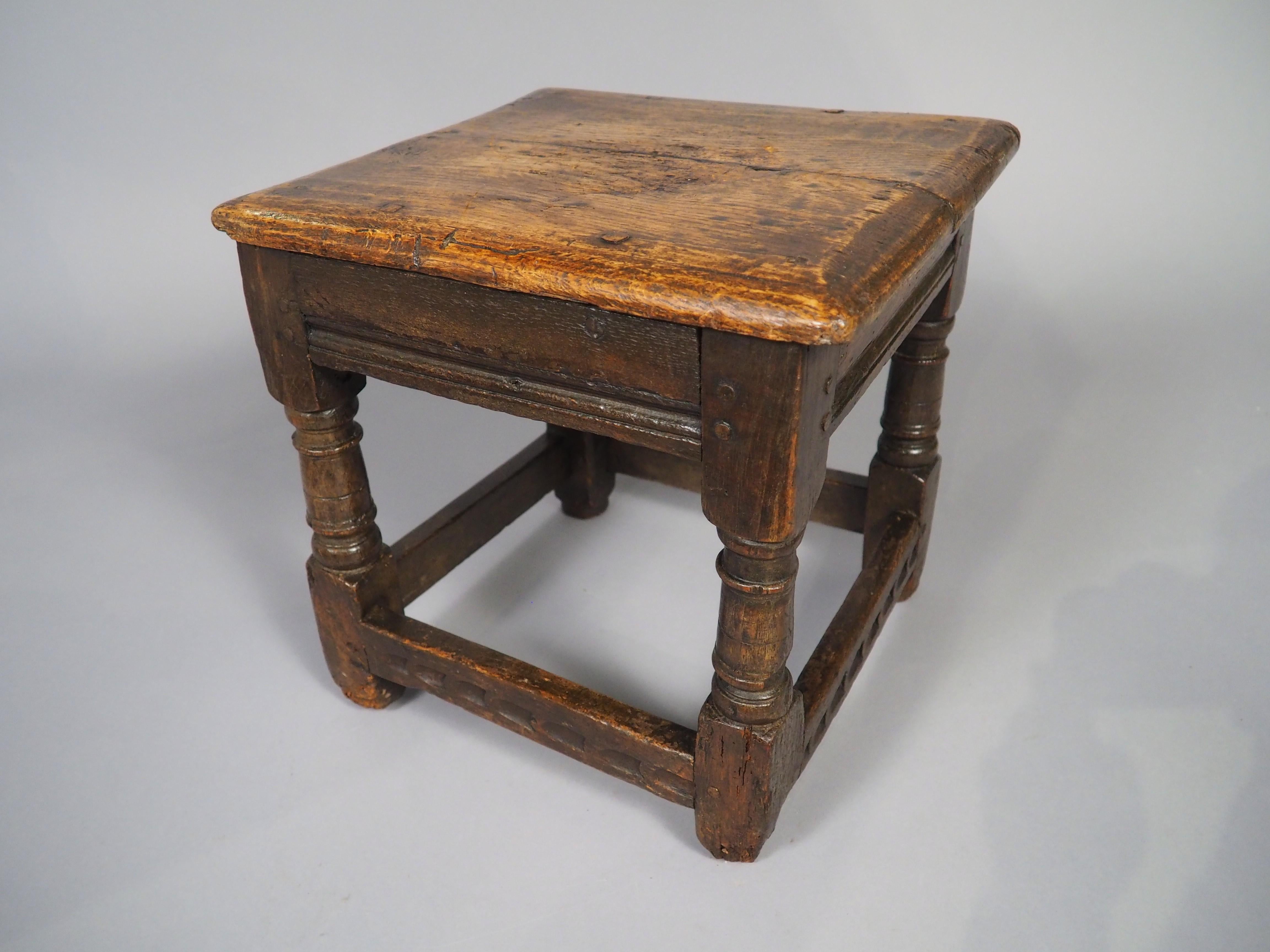 Tabouret anglais ancien du 17ème siècle en vente 9