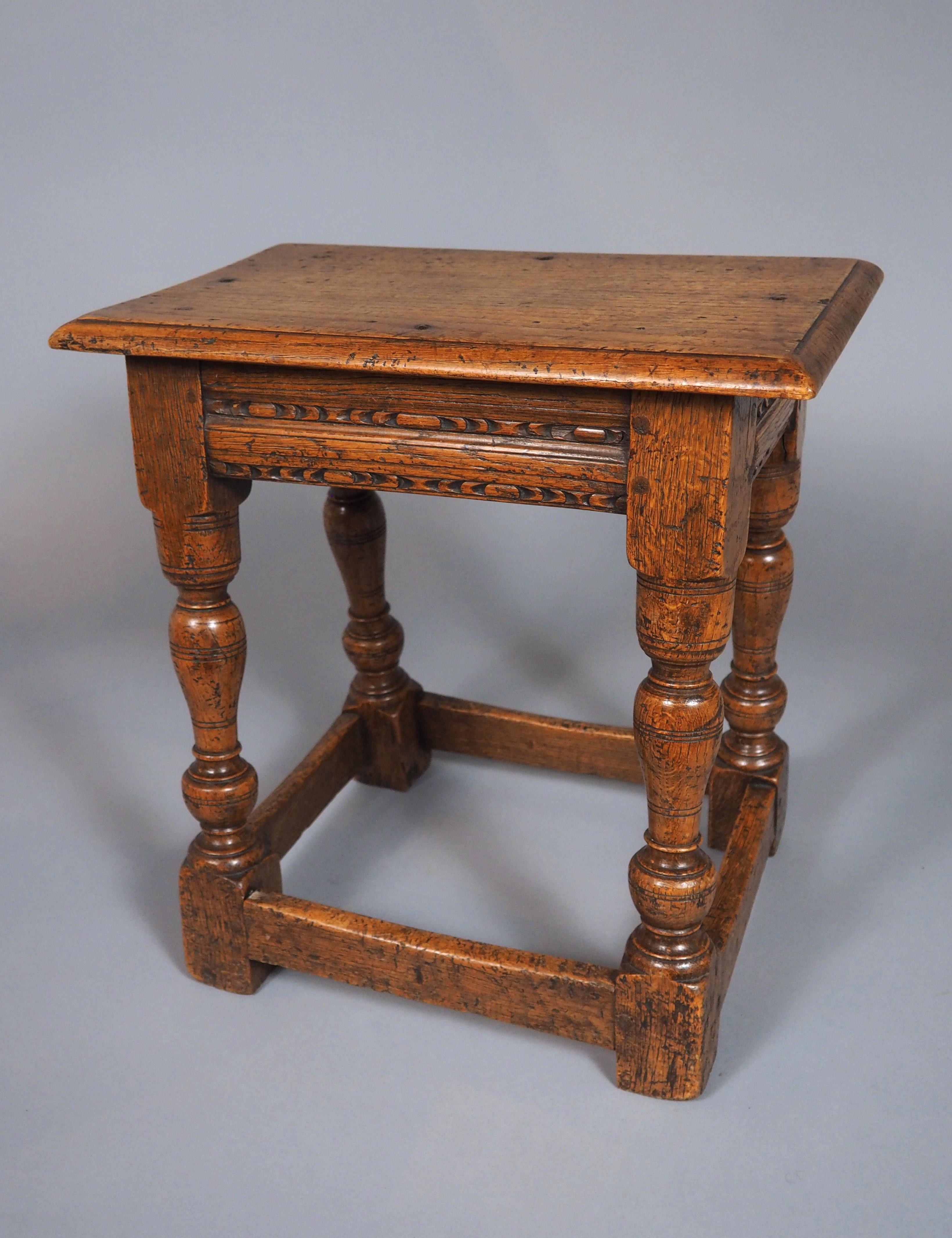 Tabouret anglais ancien du 17ème siècle en vente 10