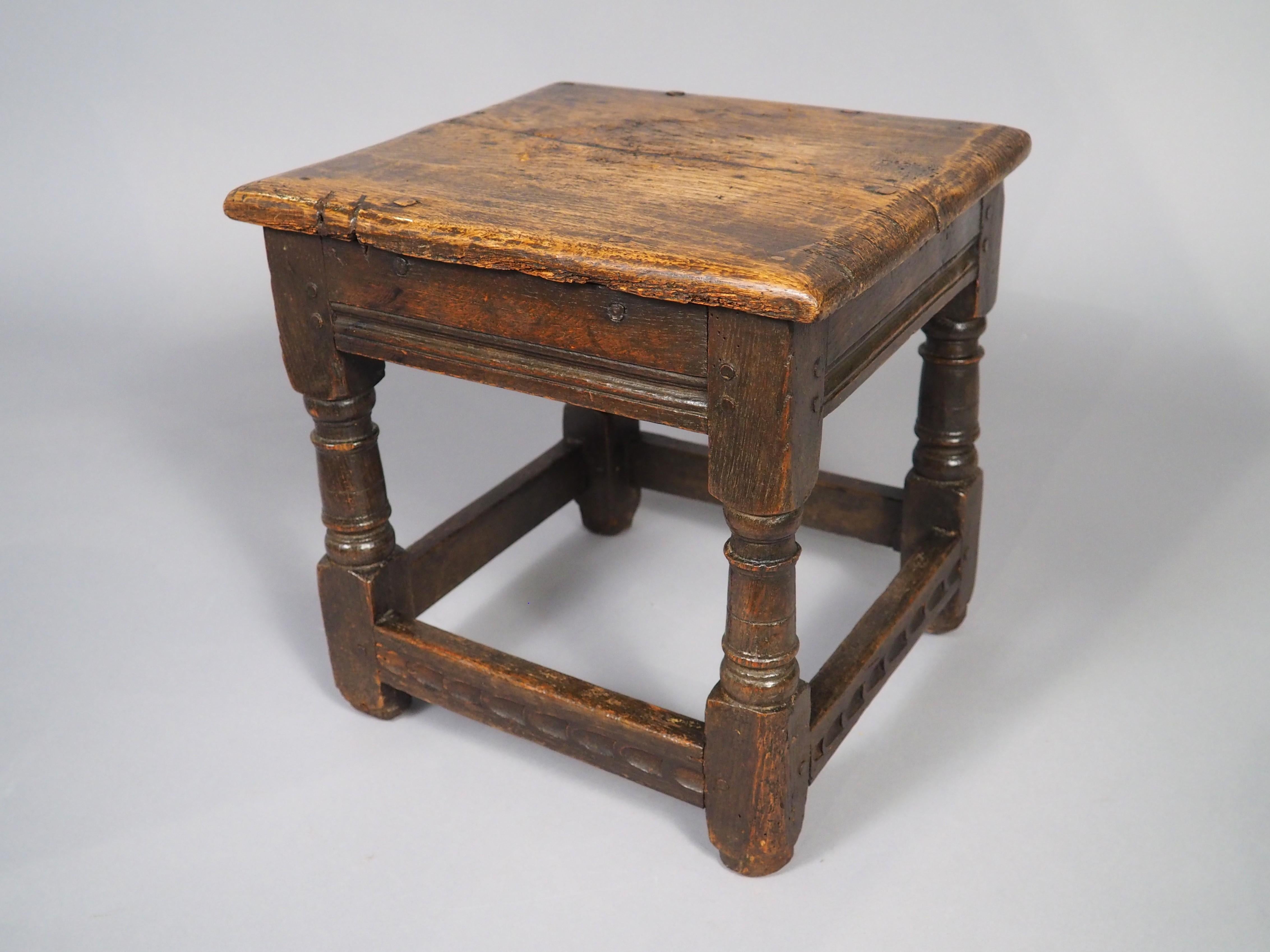 Tabouret anglais ancien du 17ème siècle en vente 10