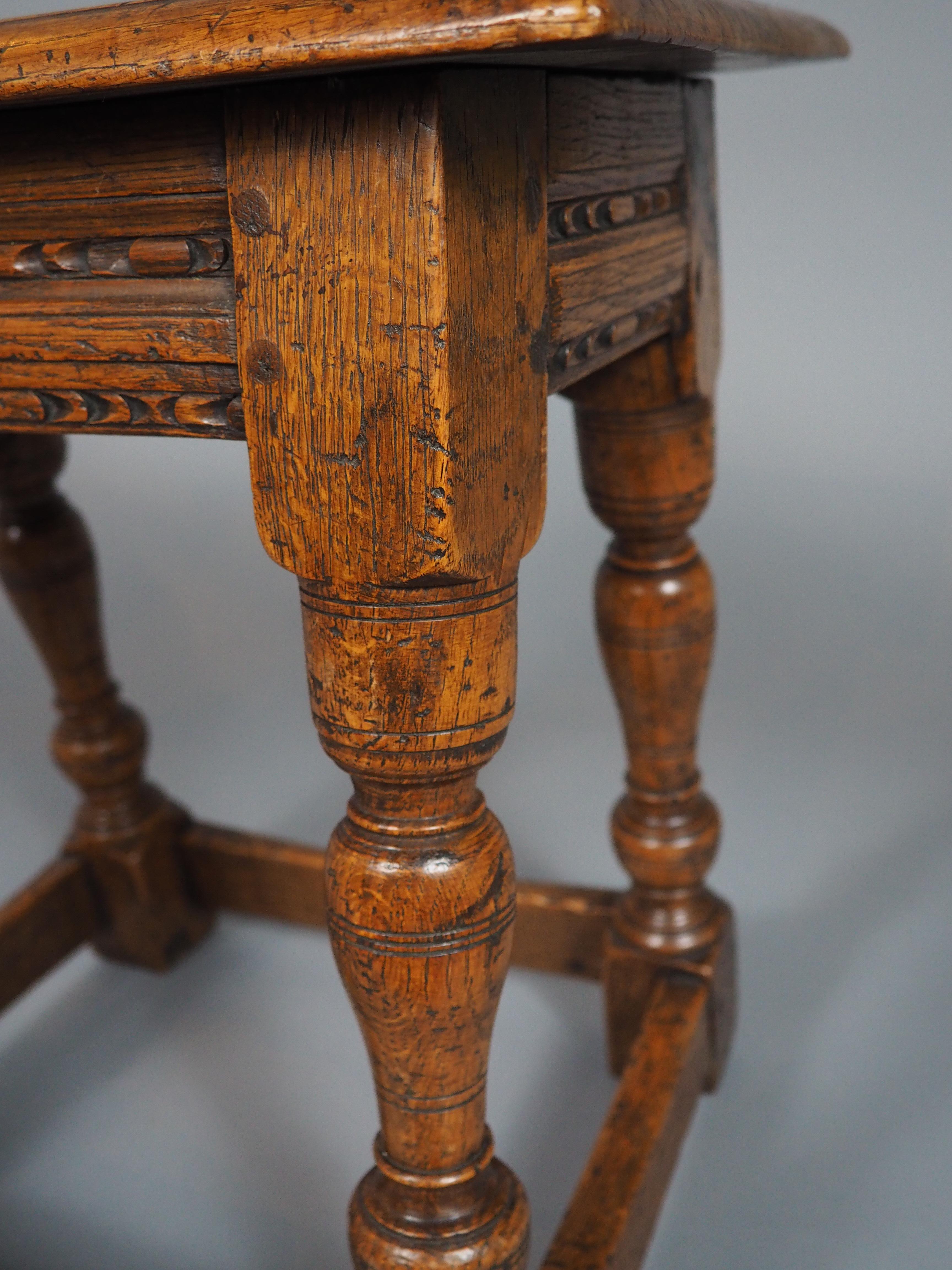 Tabouret anglais ancien du 17ème siècle en vente 12