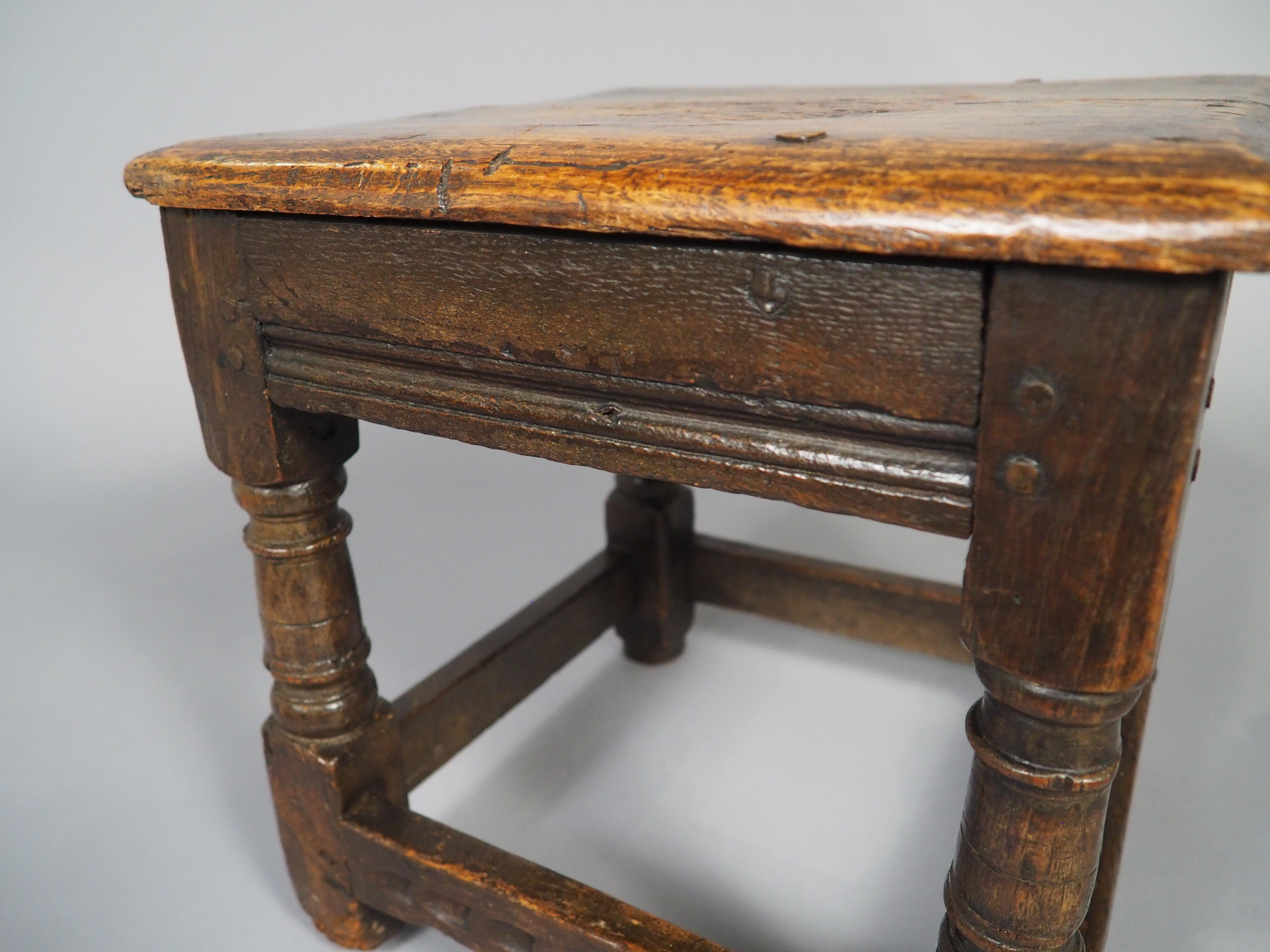 Plus d'informations bientôt...

Un tabouret à articulation est un type de siège des XVIe et XVIIe siècles qui présente généralement des pieds tournés et est construit de manière à ressembler à une table basse. Ce tabouret à l'anglaise sculpté à la