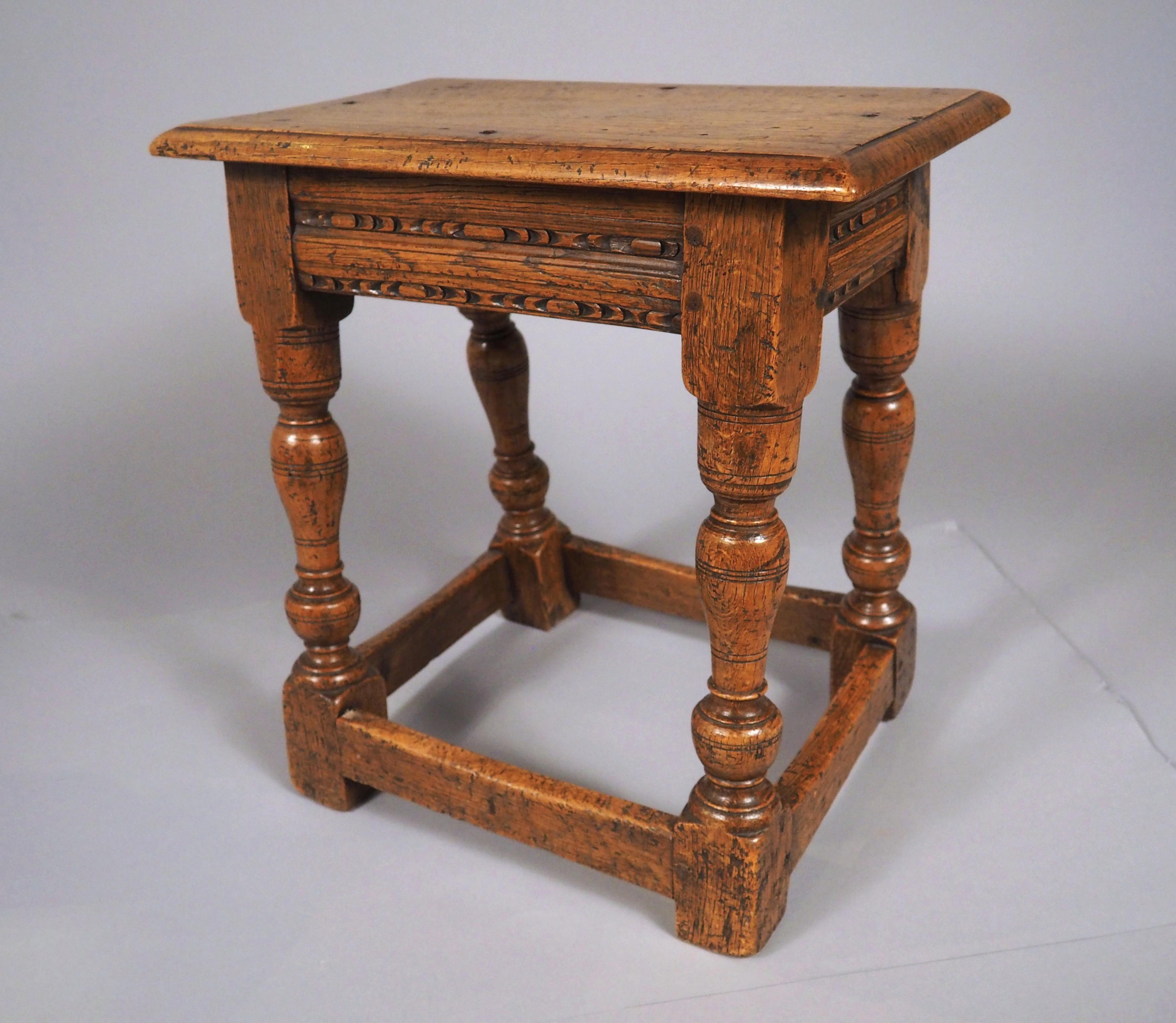 Tabouret anglais ancien du 17ème siècle en vente 13