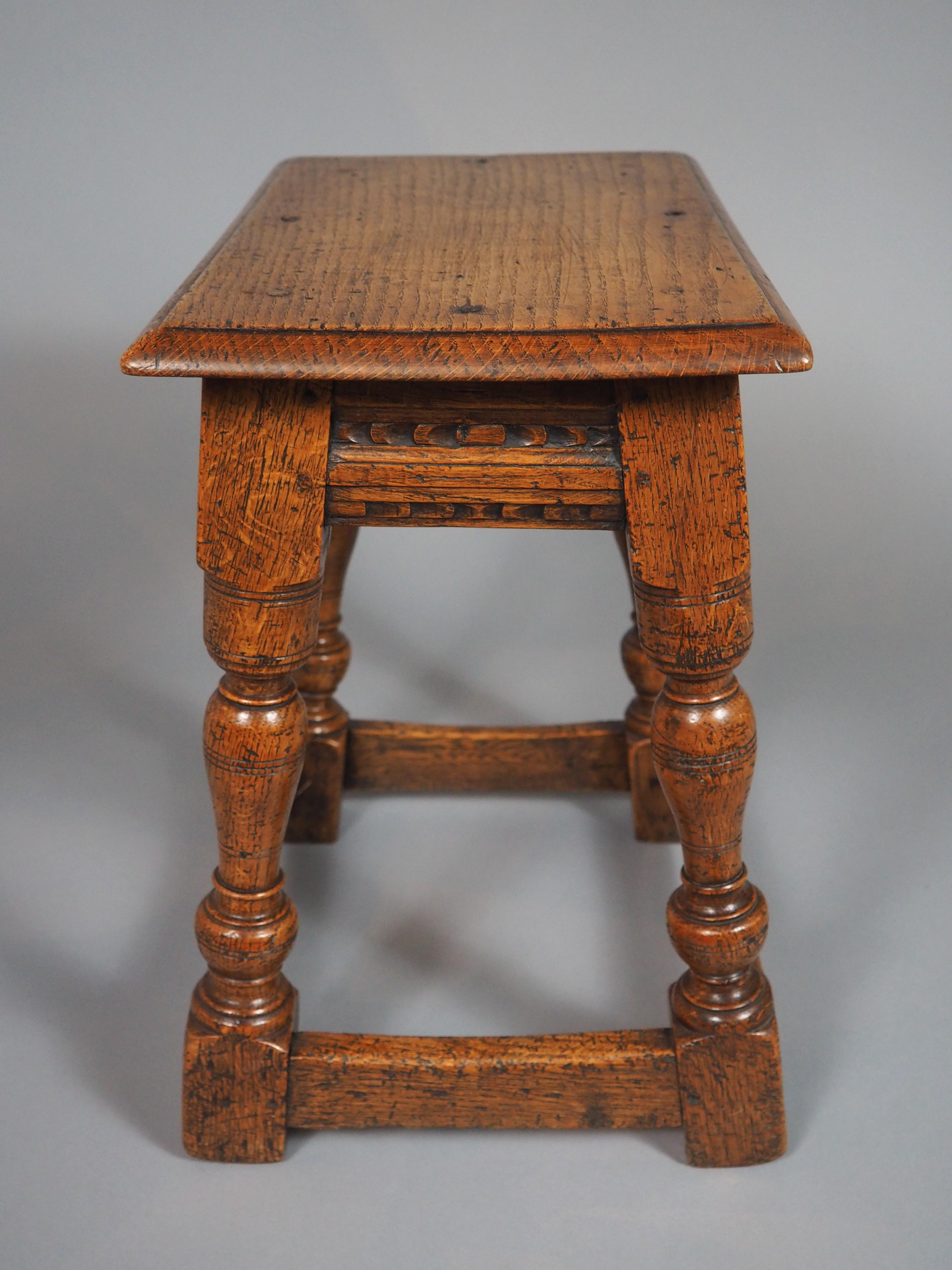 Anglais Tabouret anglais ancien du 17ème siècle en vente