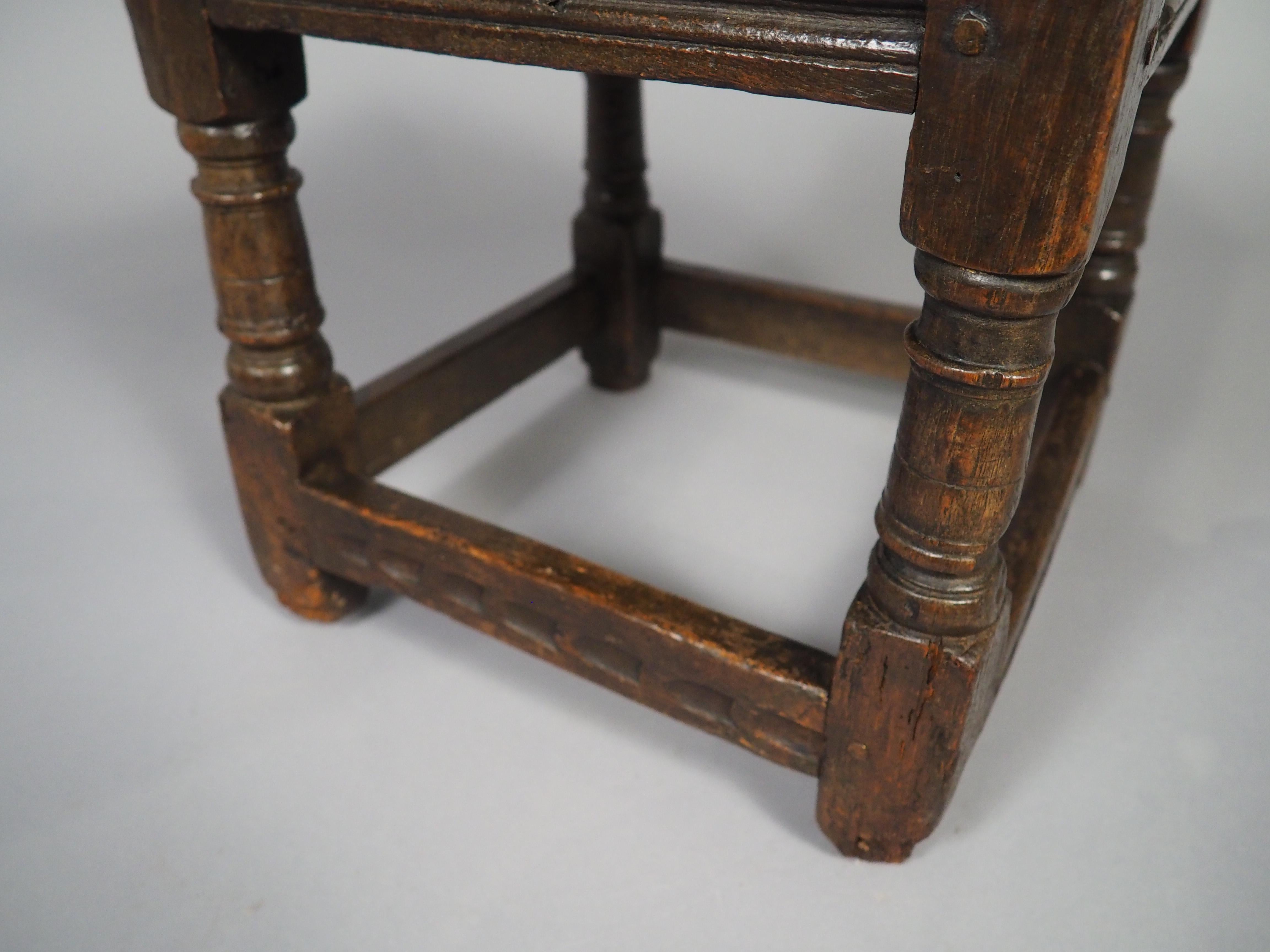 Anglais Tabouret anglais ancien du 17ème siècle en vente