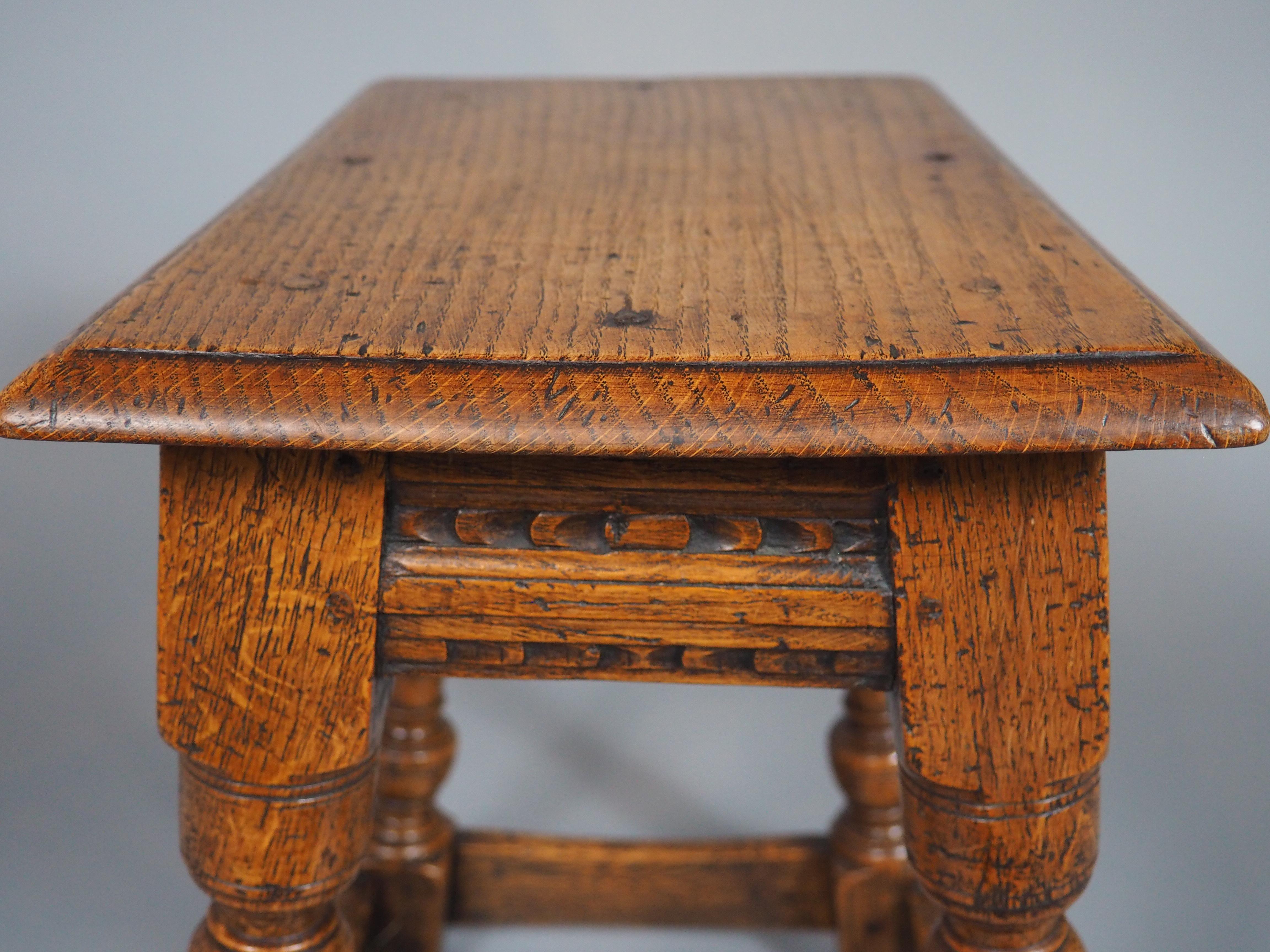 Tabouret anglais ancien du 17ème siècle Bon état - En vente à Dallas, TX