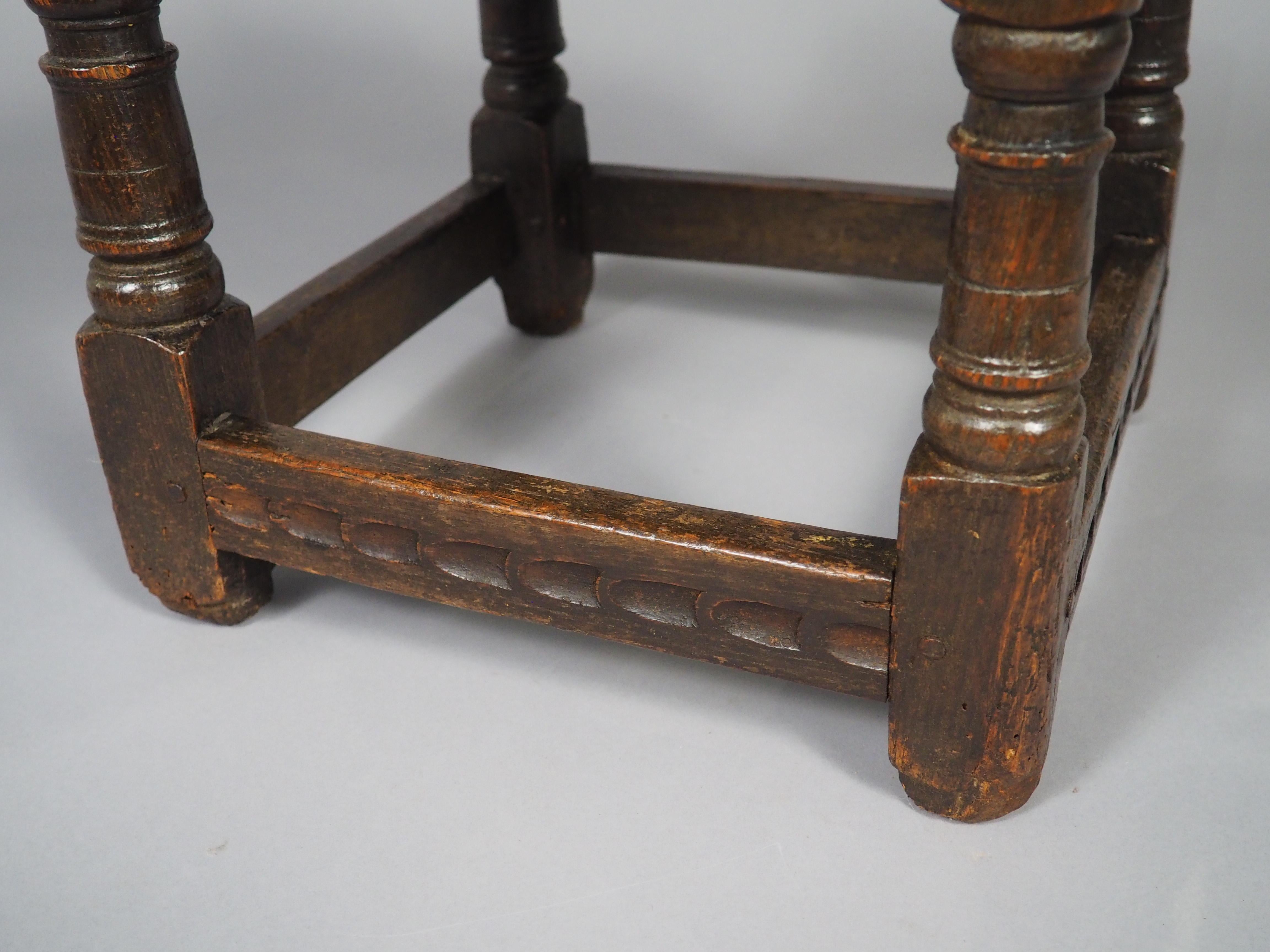 Tabouret anglais ancien du 17ème siècle Bon état - En vente à Dallas, TX