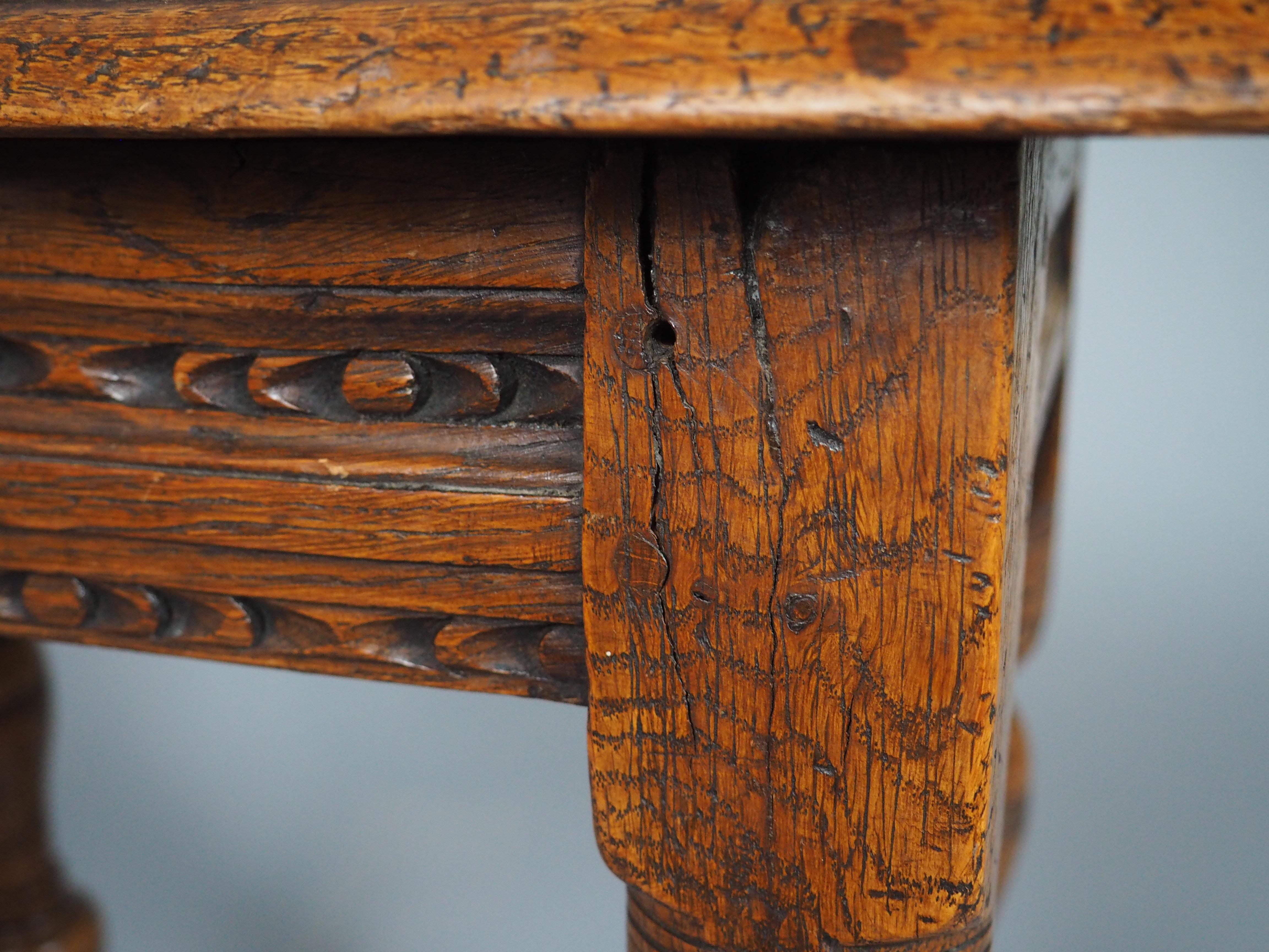 XVIIIe siècle et antérieur Tabouret anglais ancien du 17ème siècle en vente