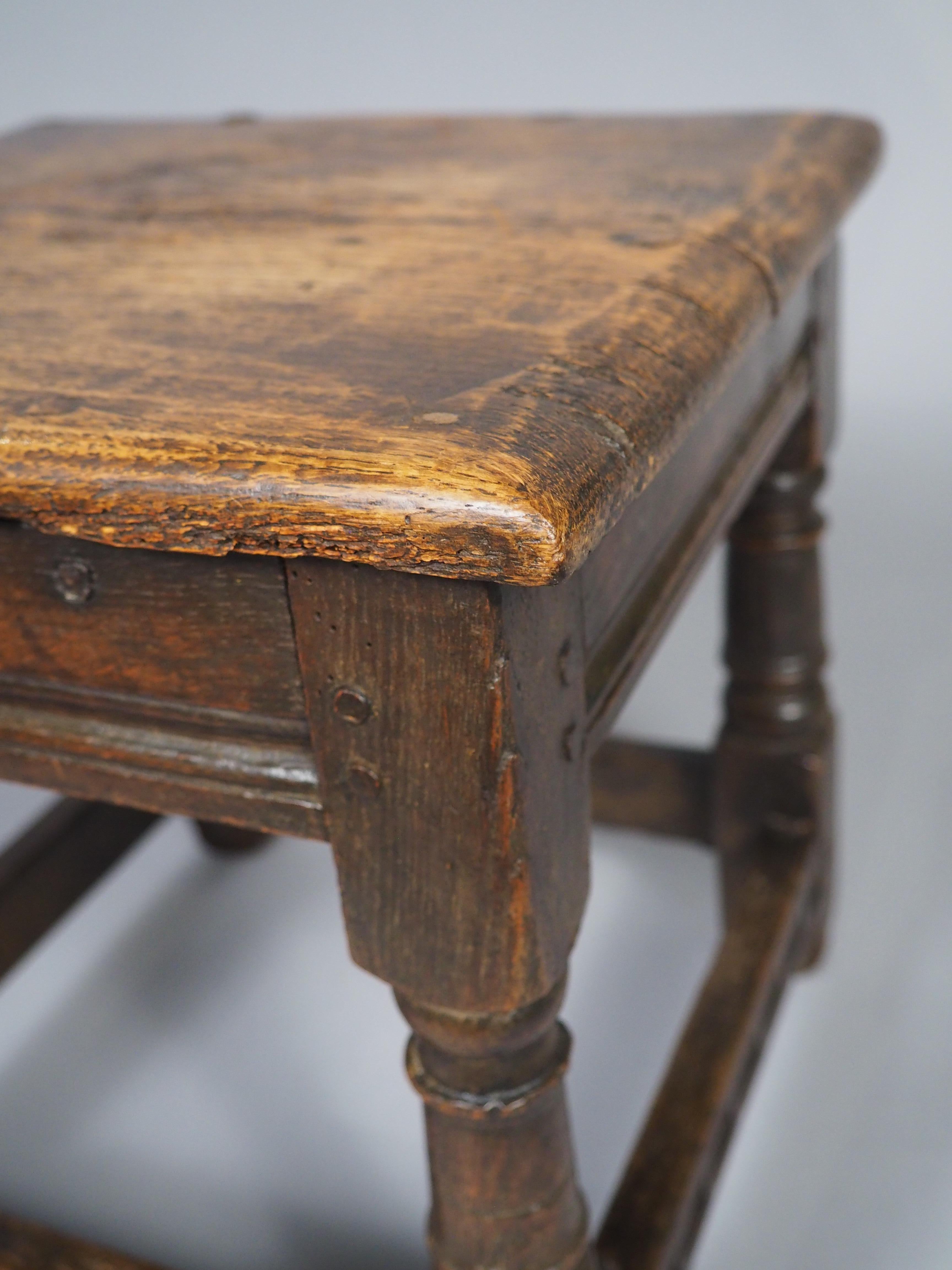 XVIIIe siècle et antérieur Tabouret anglais ancien du 17ème siècle en vente