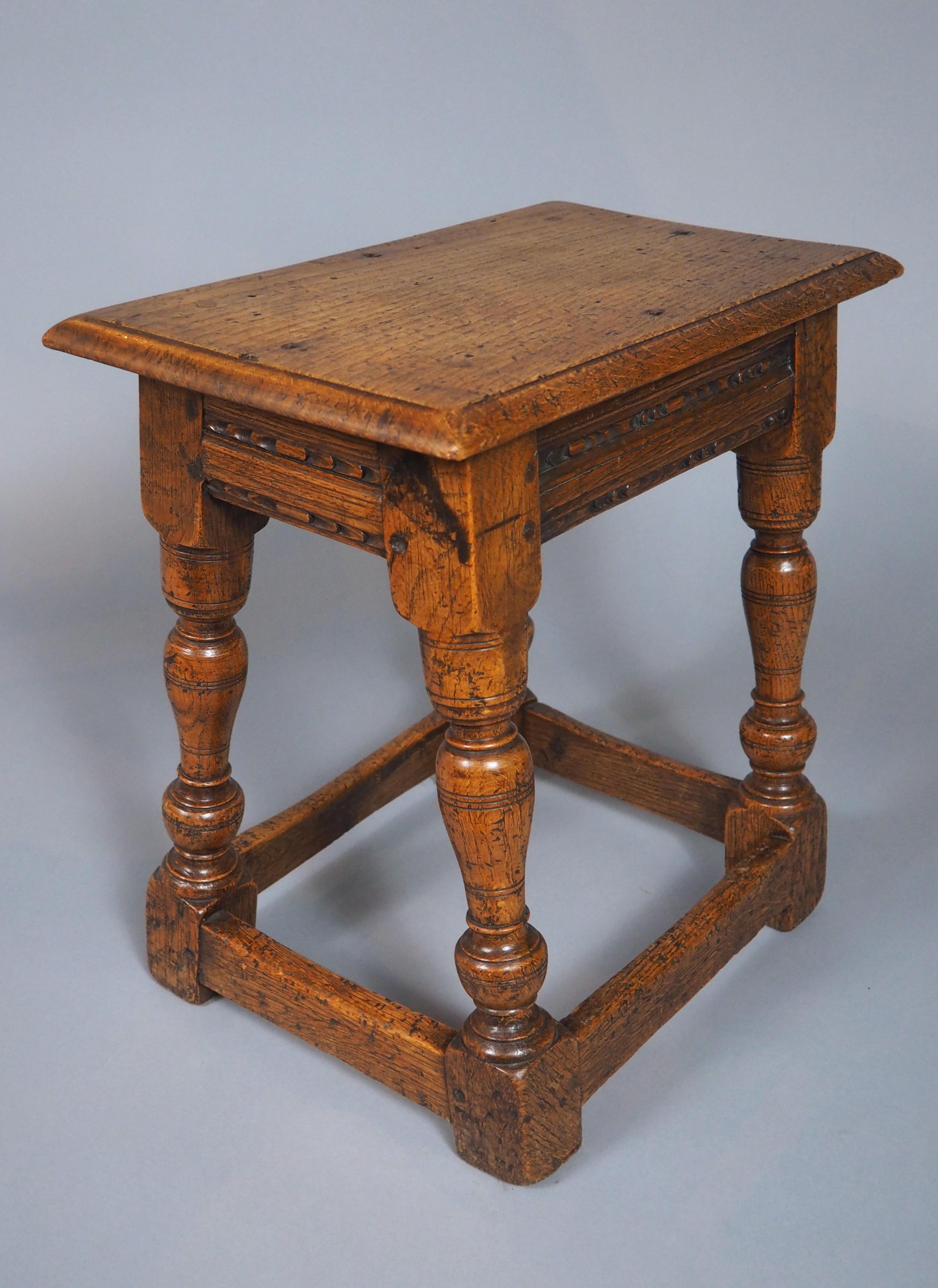 Tabouret anglais ancien du 17ème siècle en vente 1
