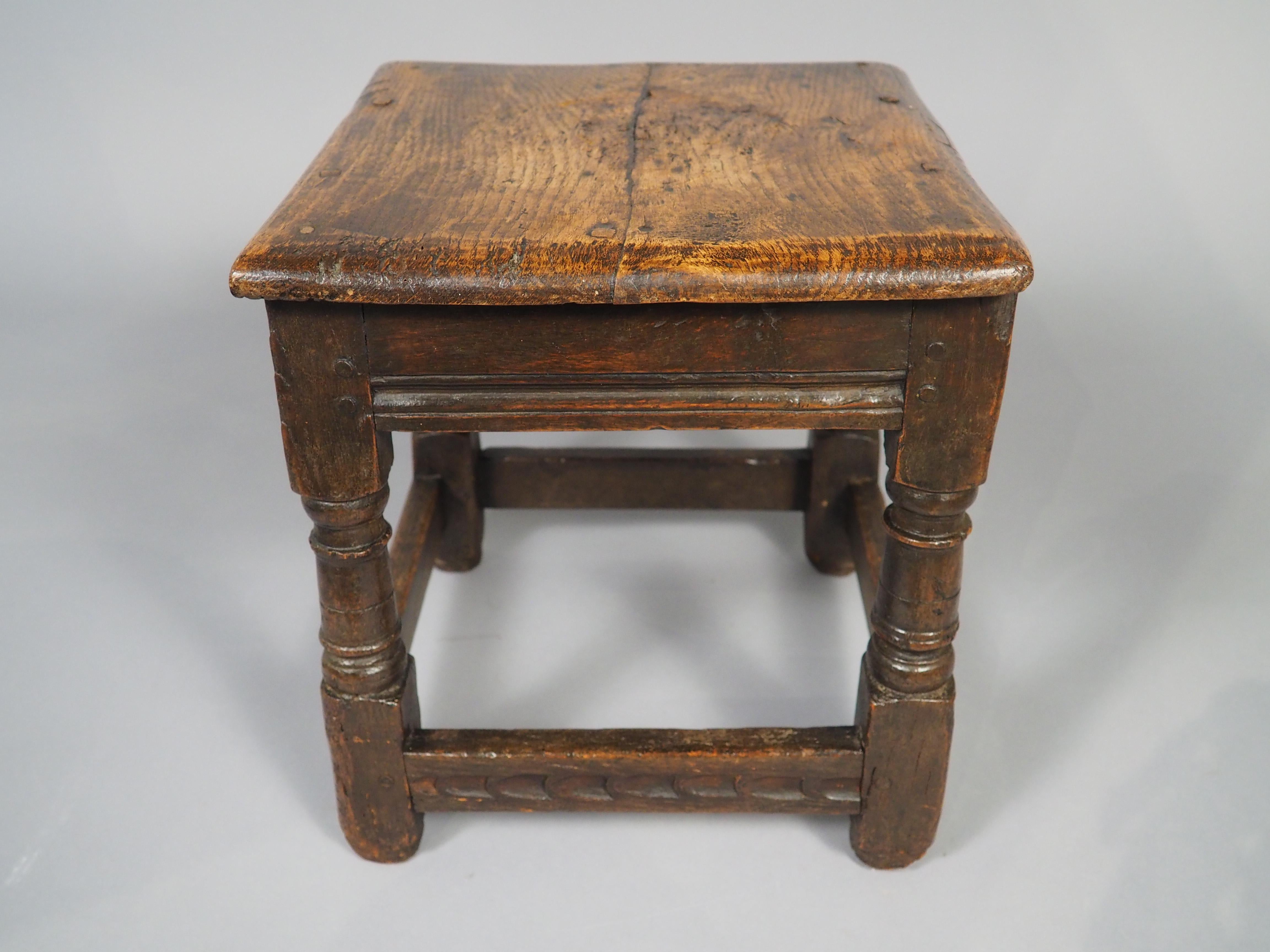 Tabouret anglais ancien du 17ème siècle en vente 1
