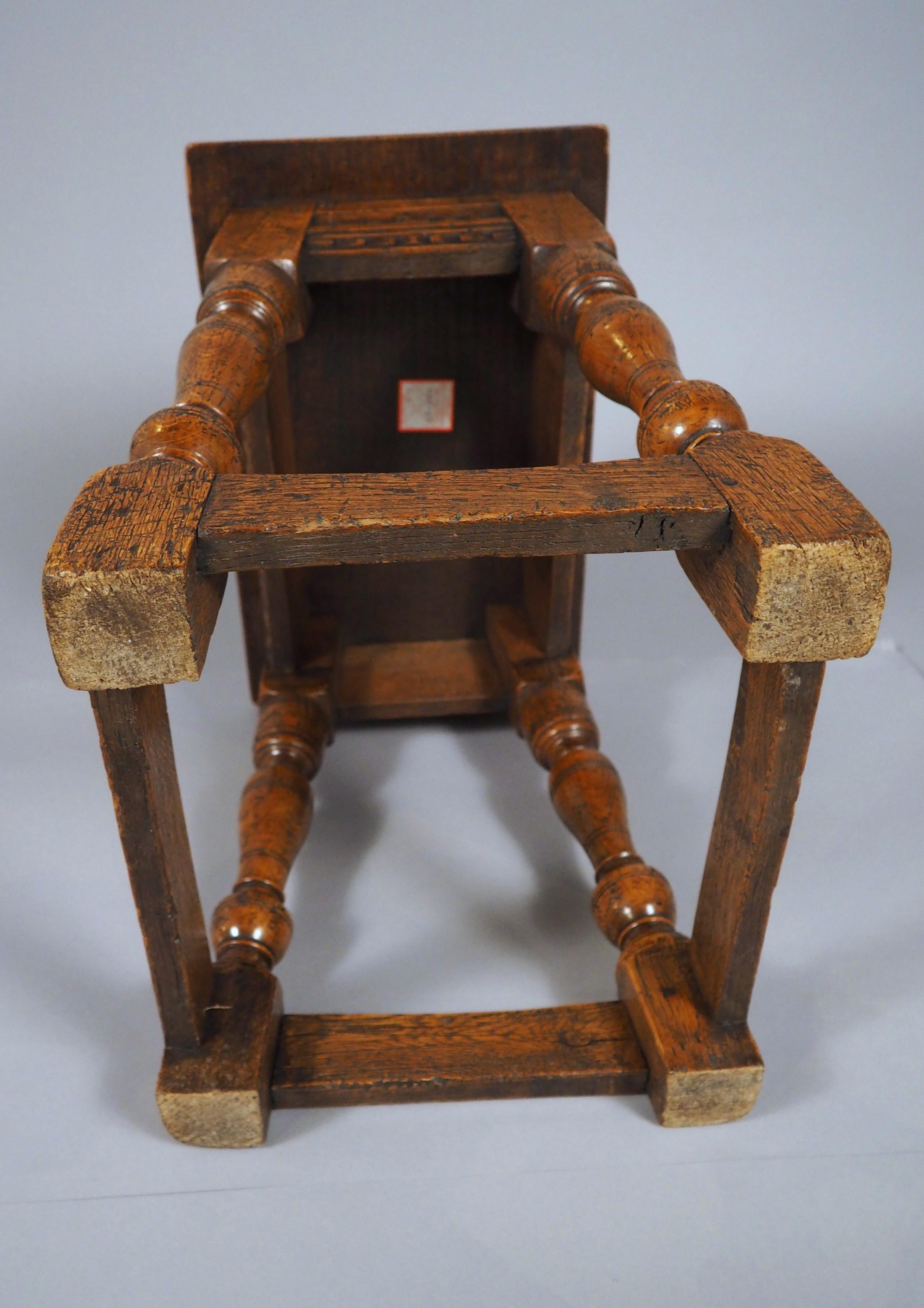 Tabouret anglais ancien du 17ème siècle en vente 2