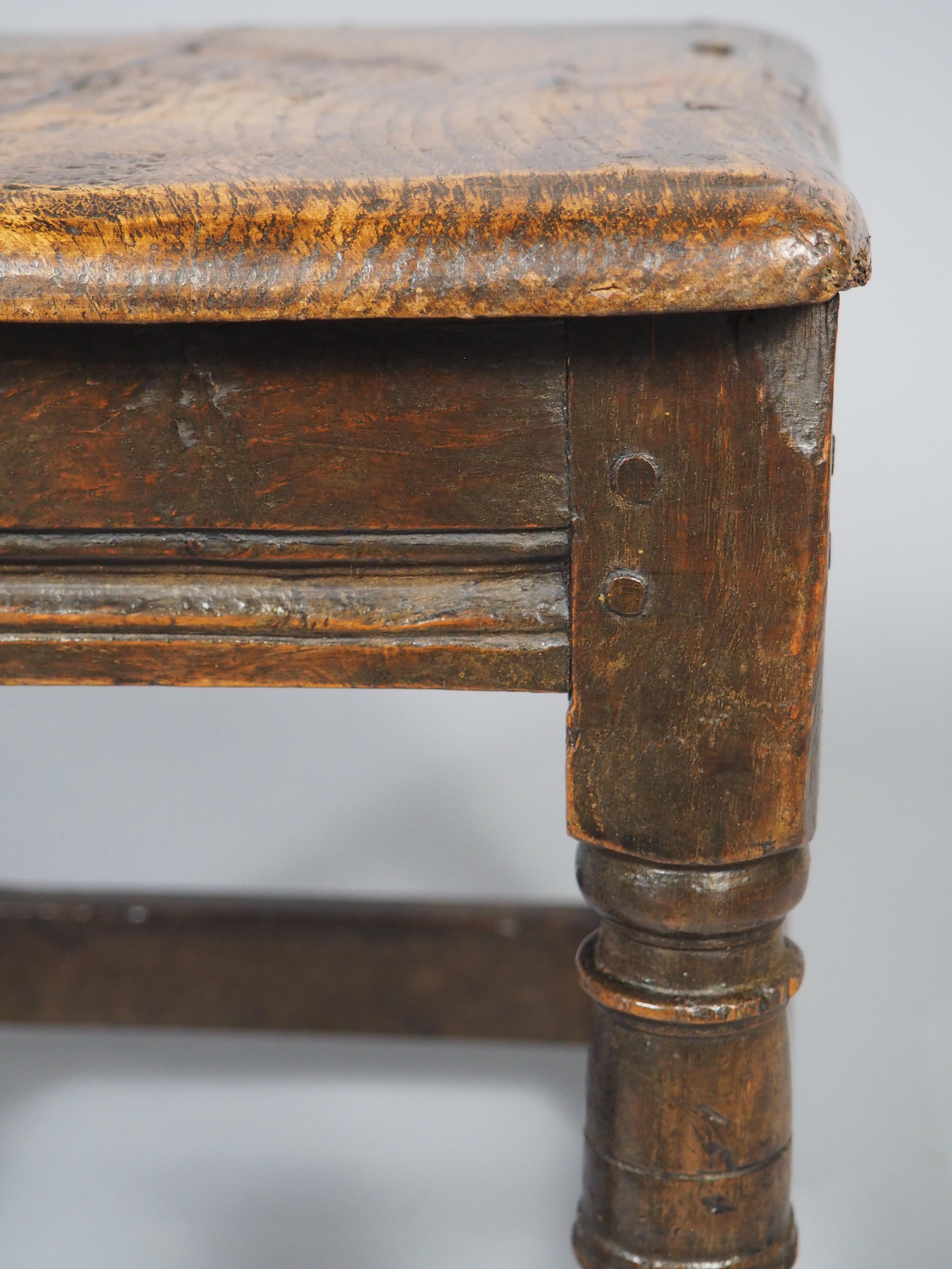 Tabouret anglais ancien du 17ème siècle en vente 2