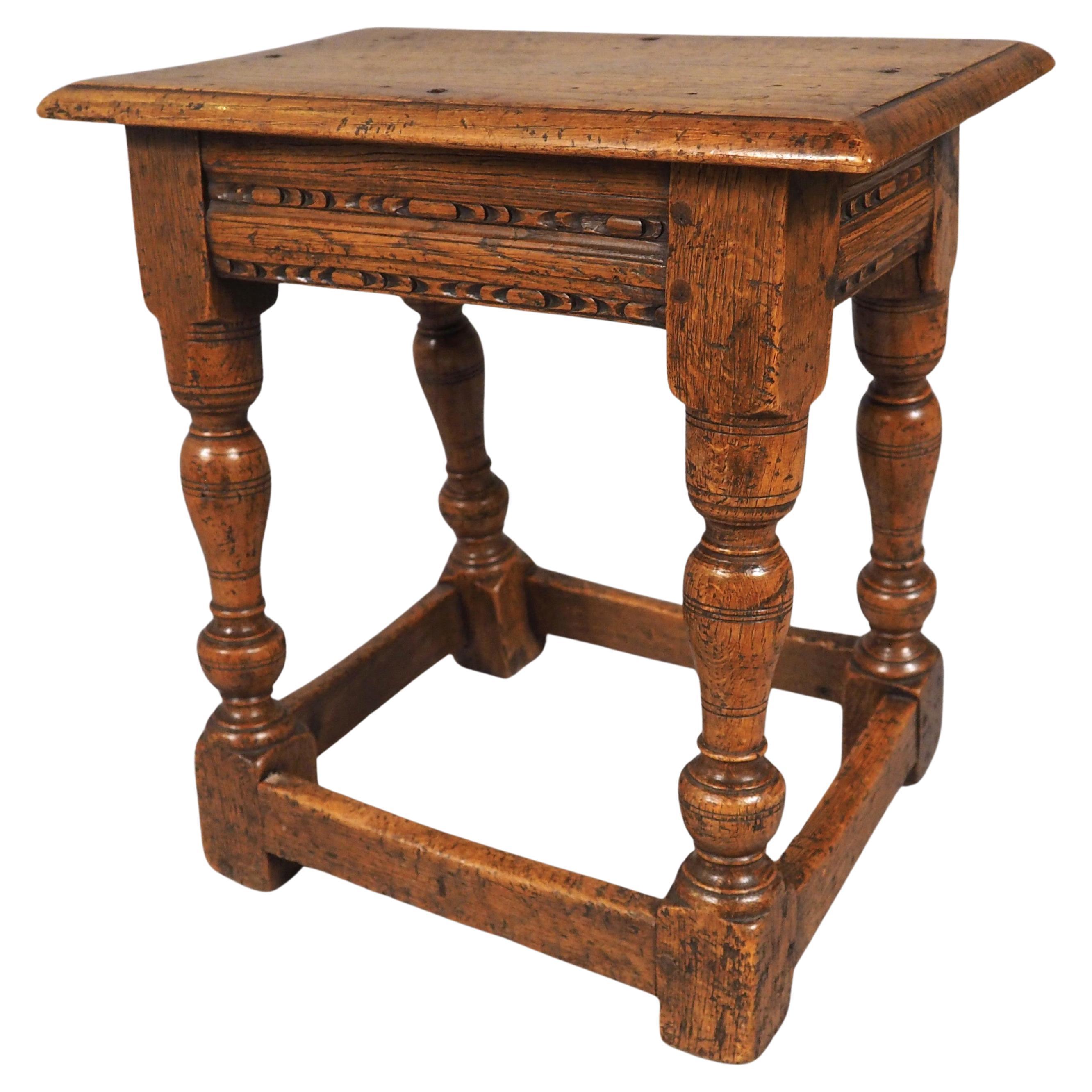 Tabouret anglais ancien du 17ème siècle