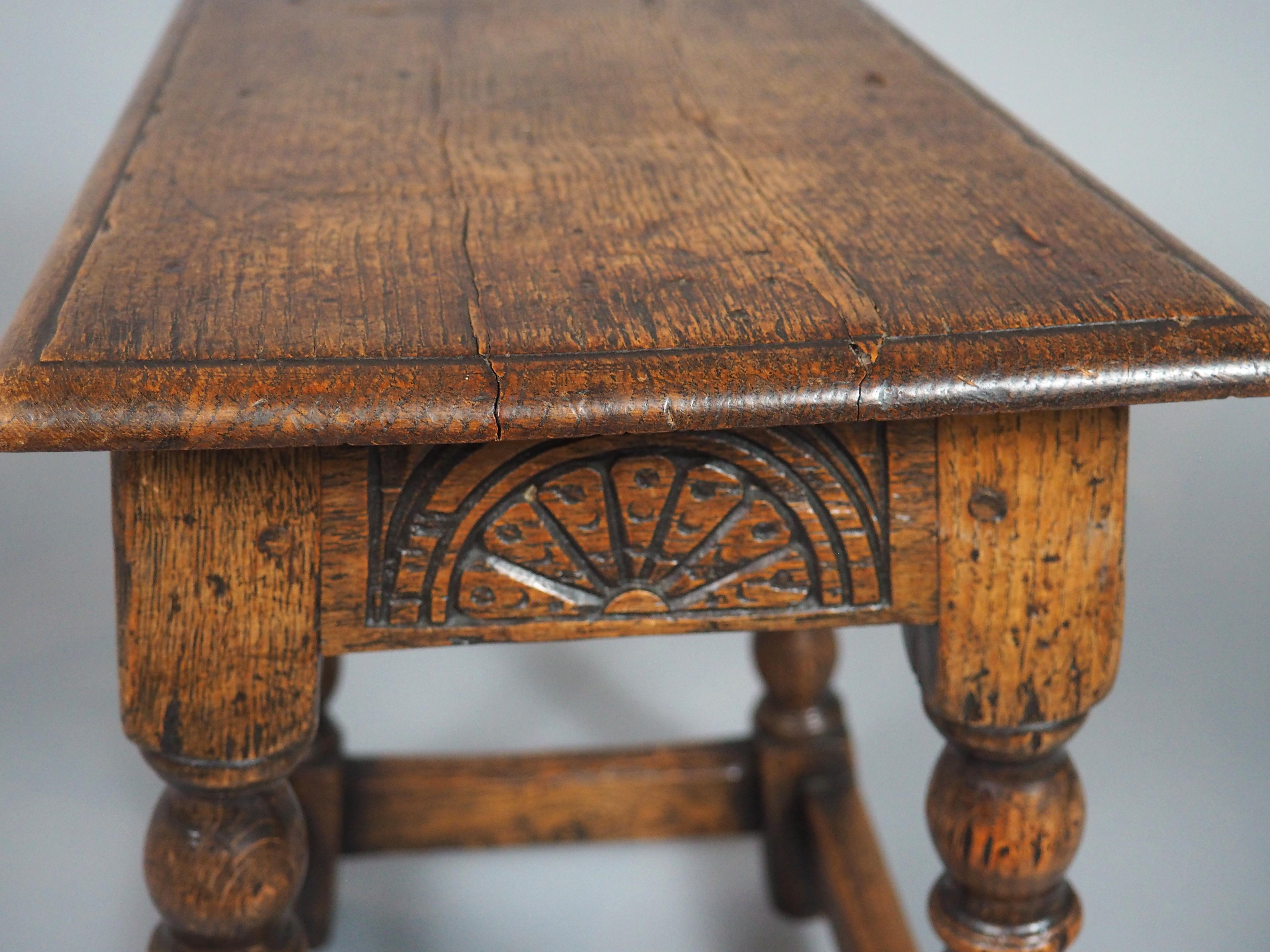 Tabouret anglais ancien du 17ème siècle avec motifs d'arcades en vente 3
