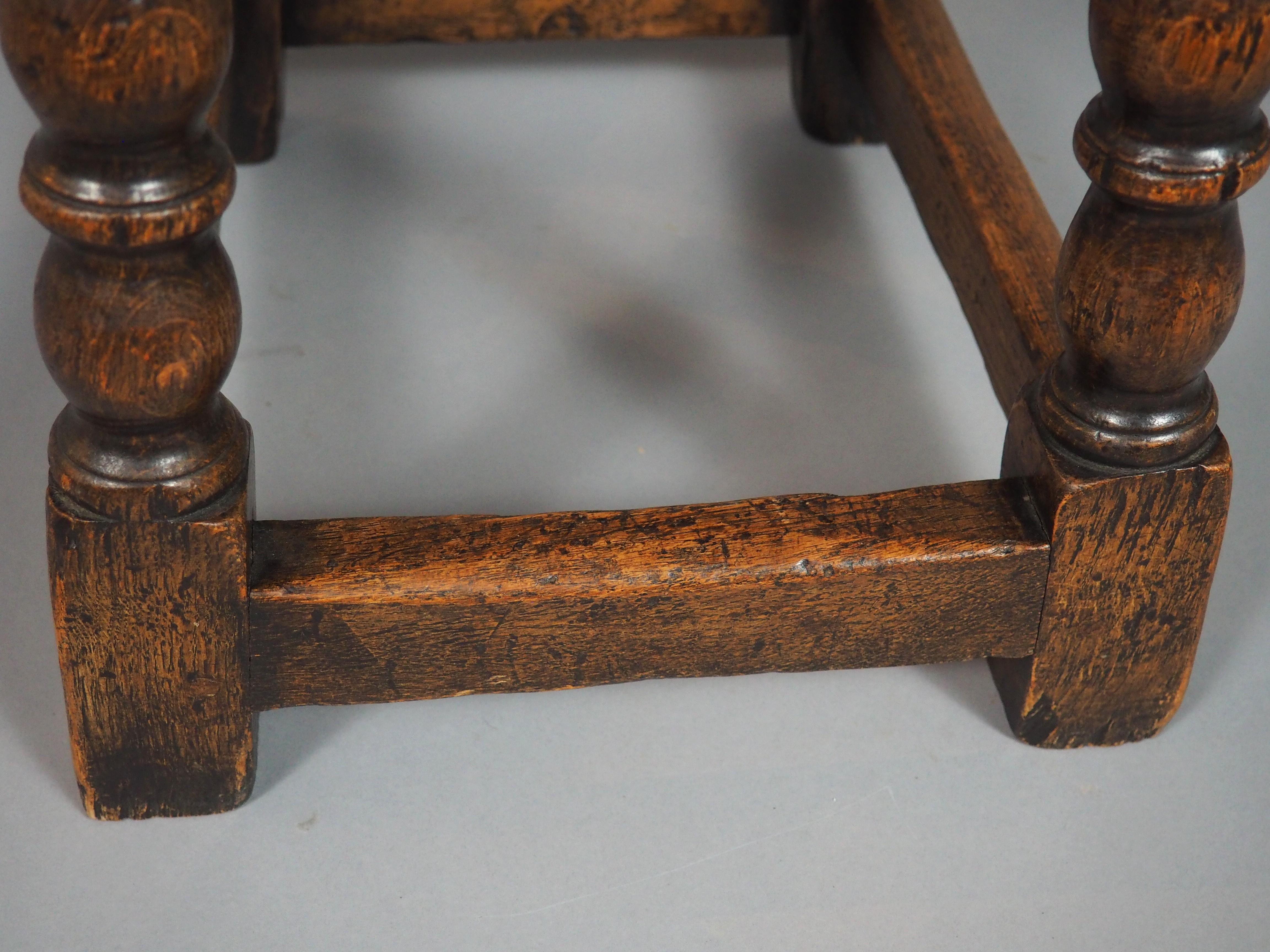 Tabouret anglais ancien du 17ème siècle avec motifs d'arcades en vente 4