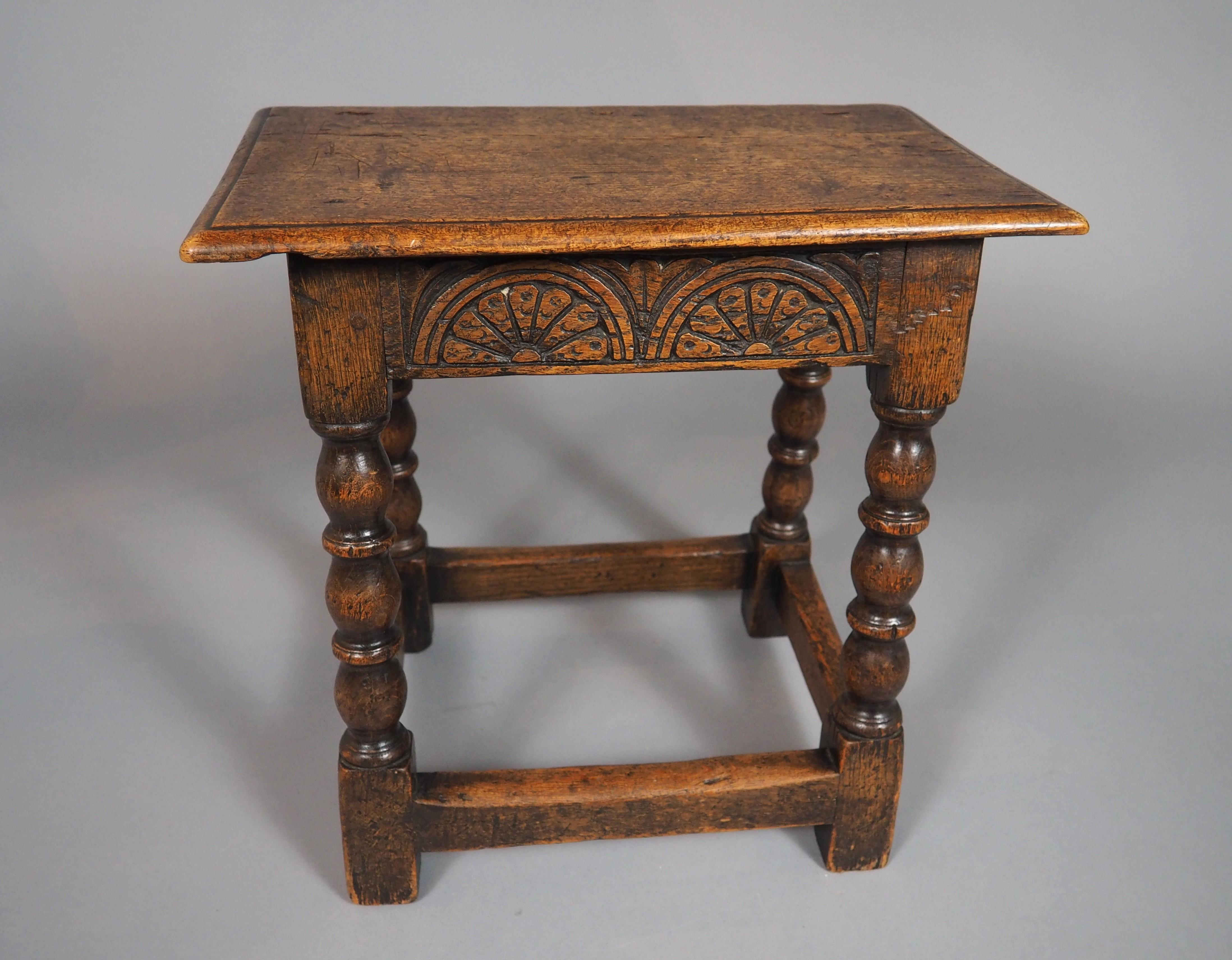 Tabouret anglais ancien du 17ème siècle avec motifs d'arcades en vente 5