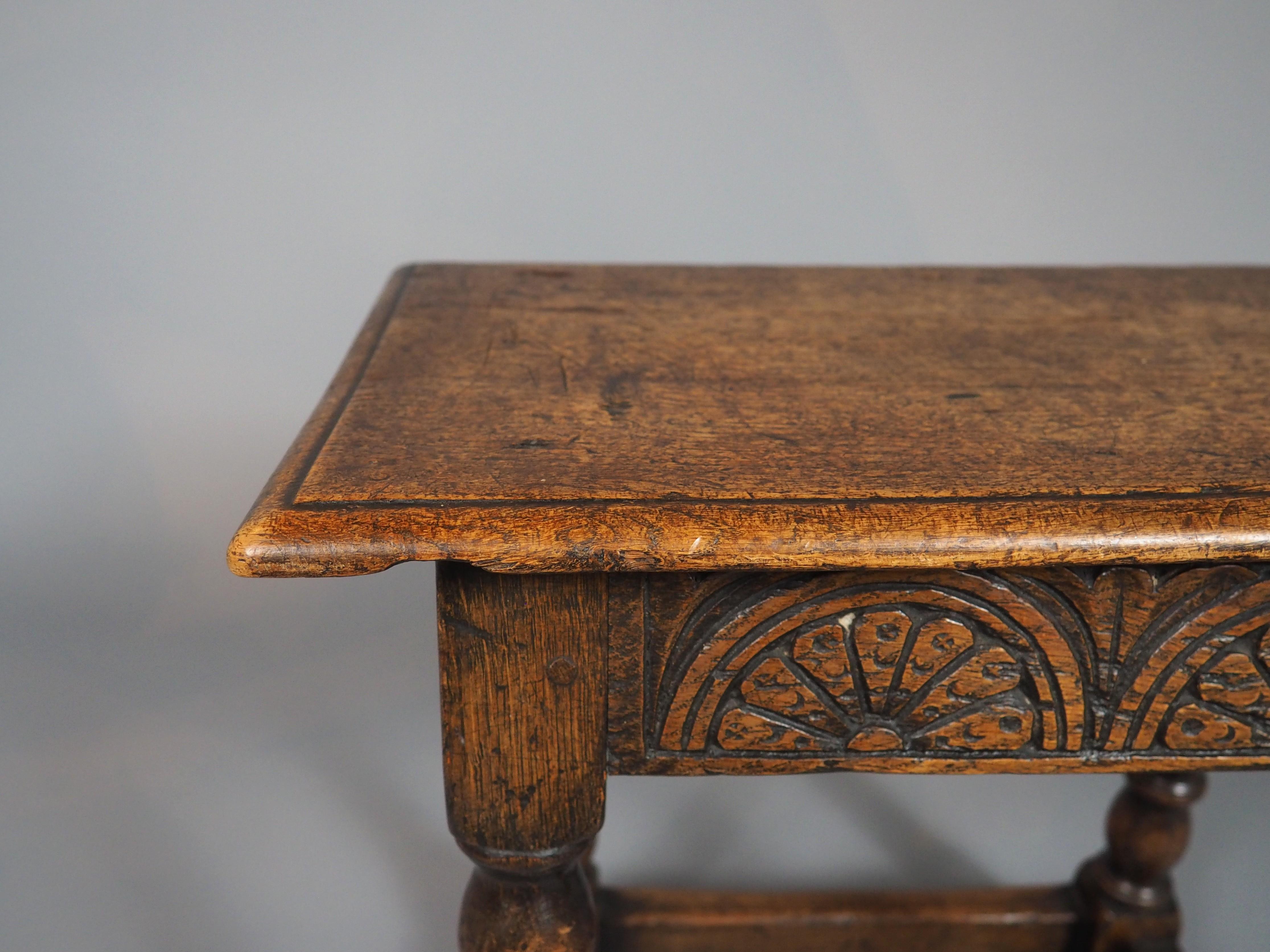 Tabouret anglais ancien du 17ème siècle avec motifs d'arcades en vente 6