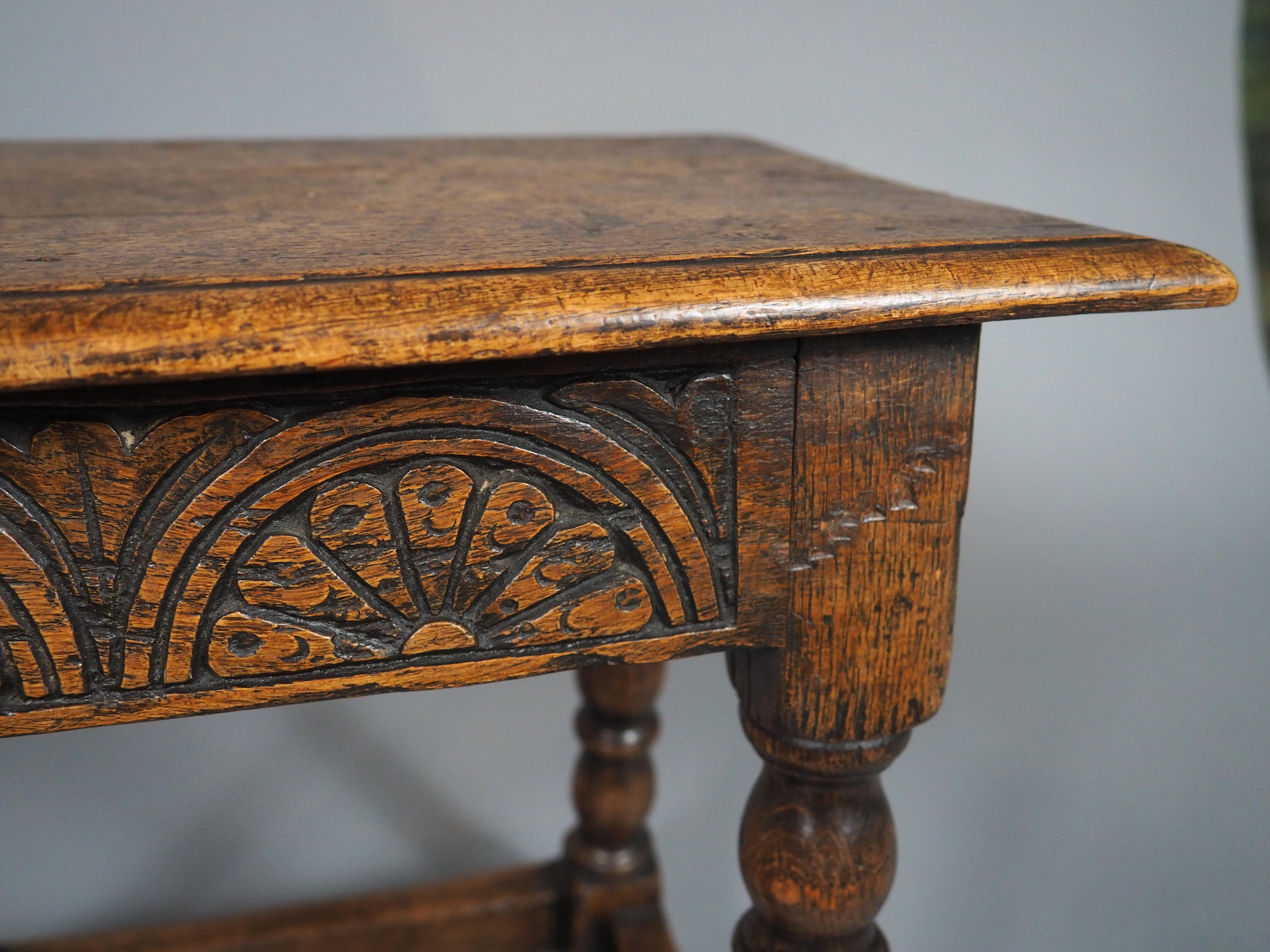 Tabouret anglais ancien du 17ème siècle avec motifs d'arcades en vente 7