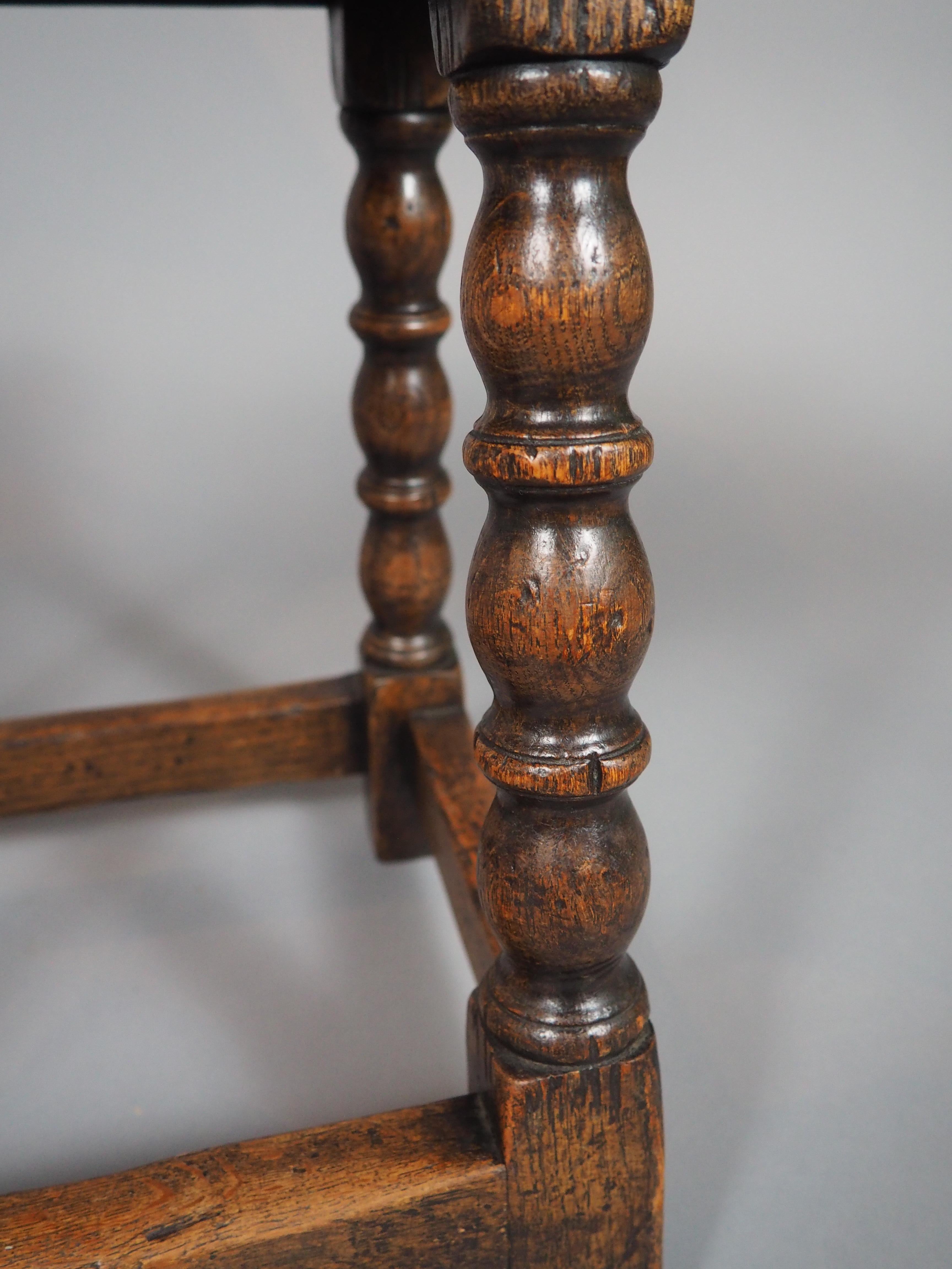 Tabouret anglais ancien du 17ème siècle avec motifs d'arcades en vente 8