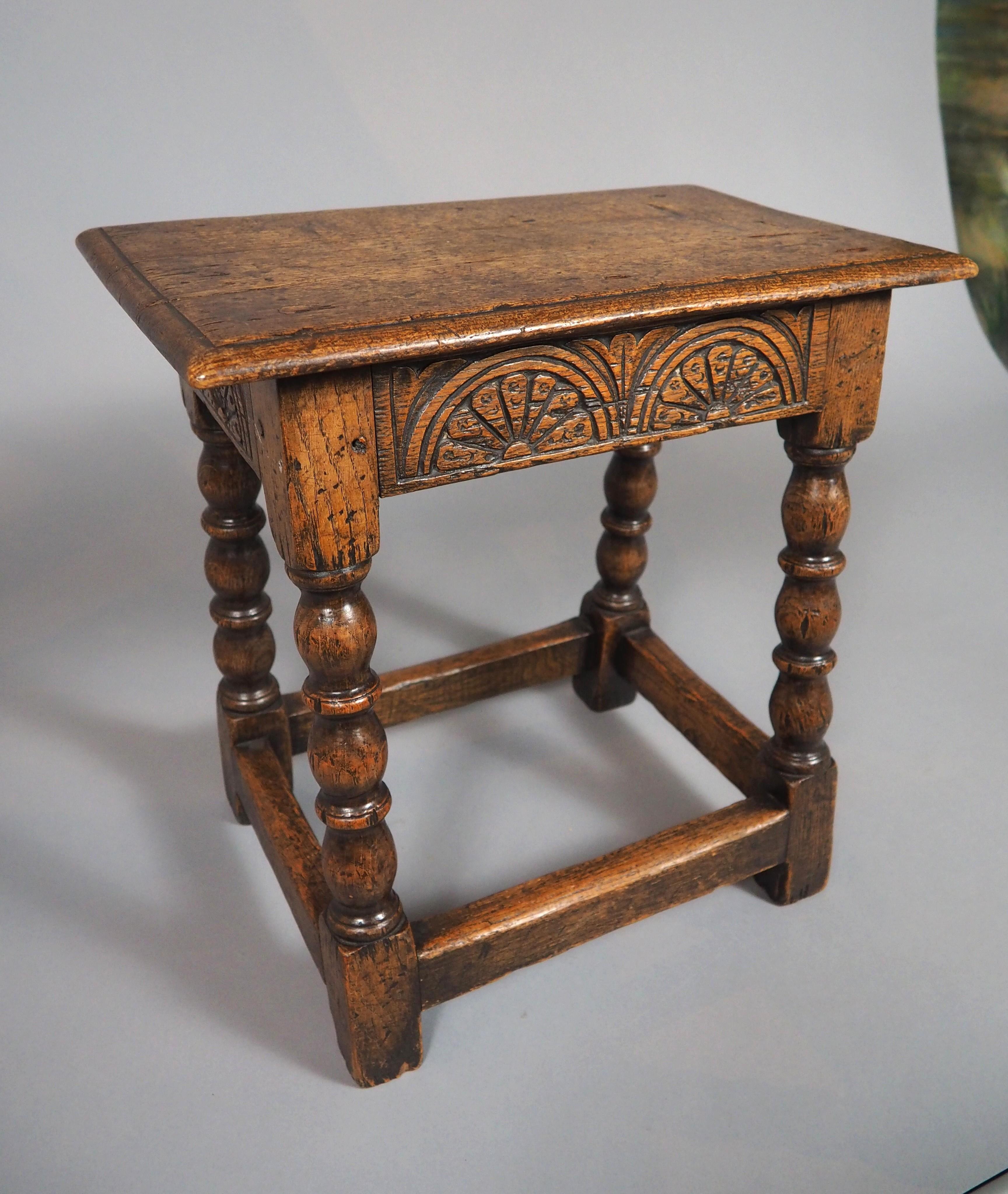 Tabouret anglais ancien du 17ème siècle avec motifs d'arcades en vente 9