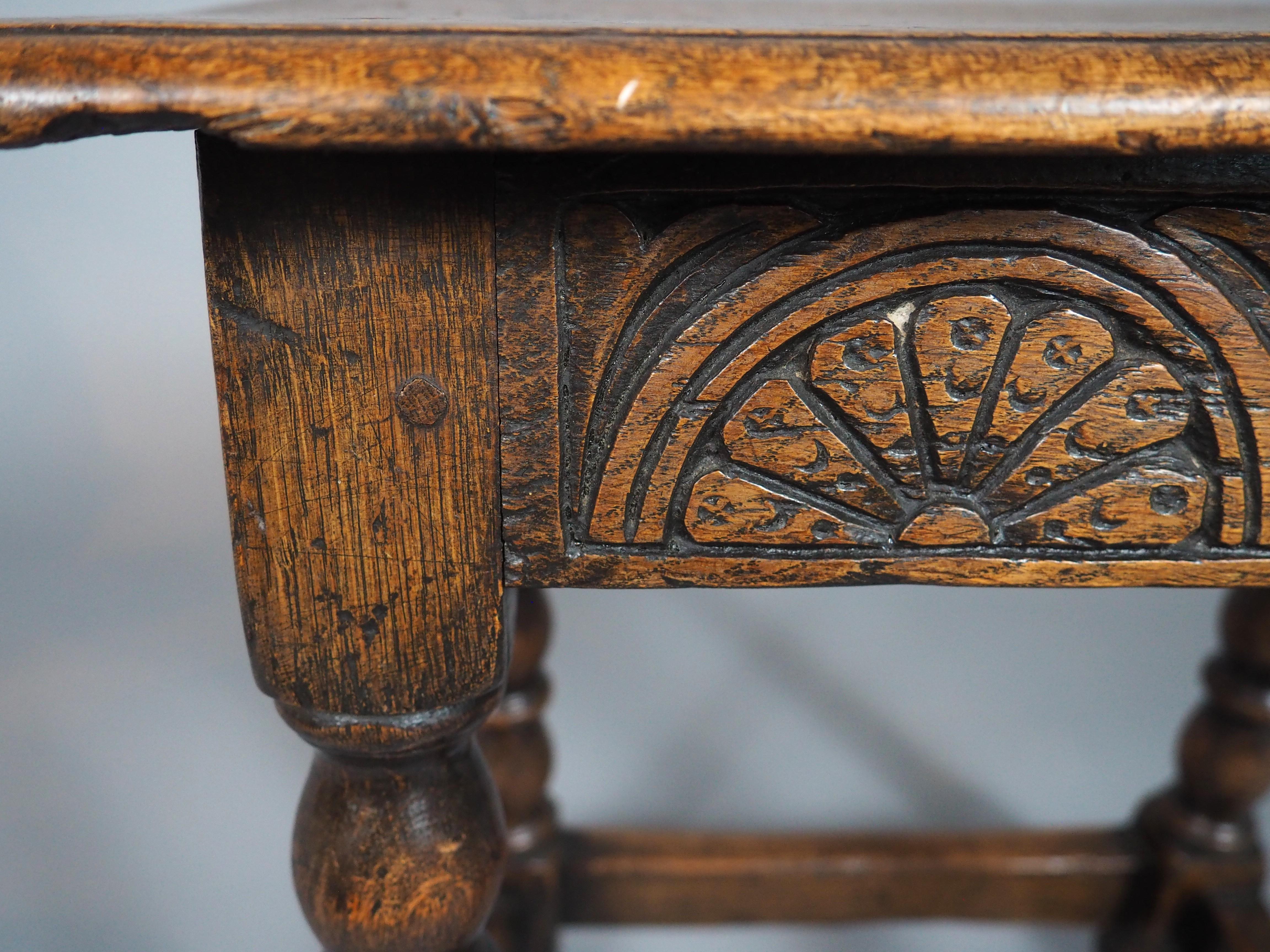 Plus d'informations bientôt...

Un tabouret à articulation est un type de siège des XVIe et XVIIe siècles qui présente généralement des pieds tournés et est construit de manière à ressembler à une table basse. Ce tabouret anglais sculpté à la main