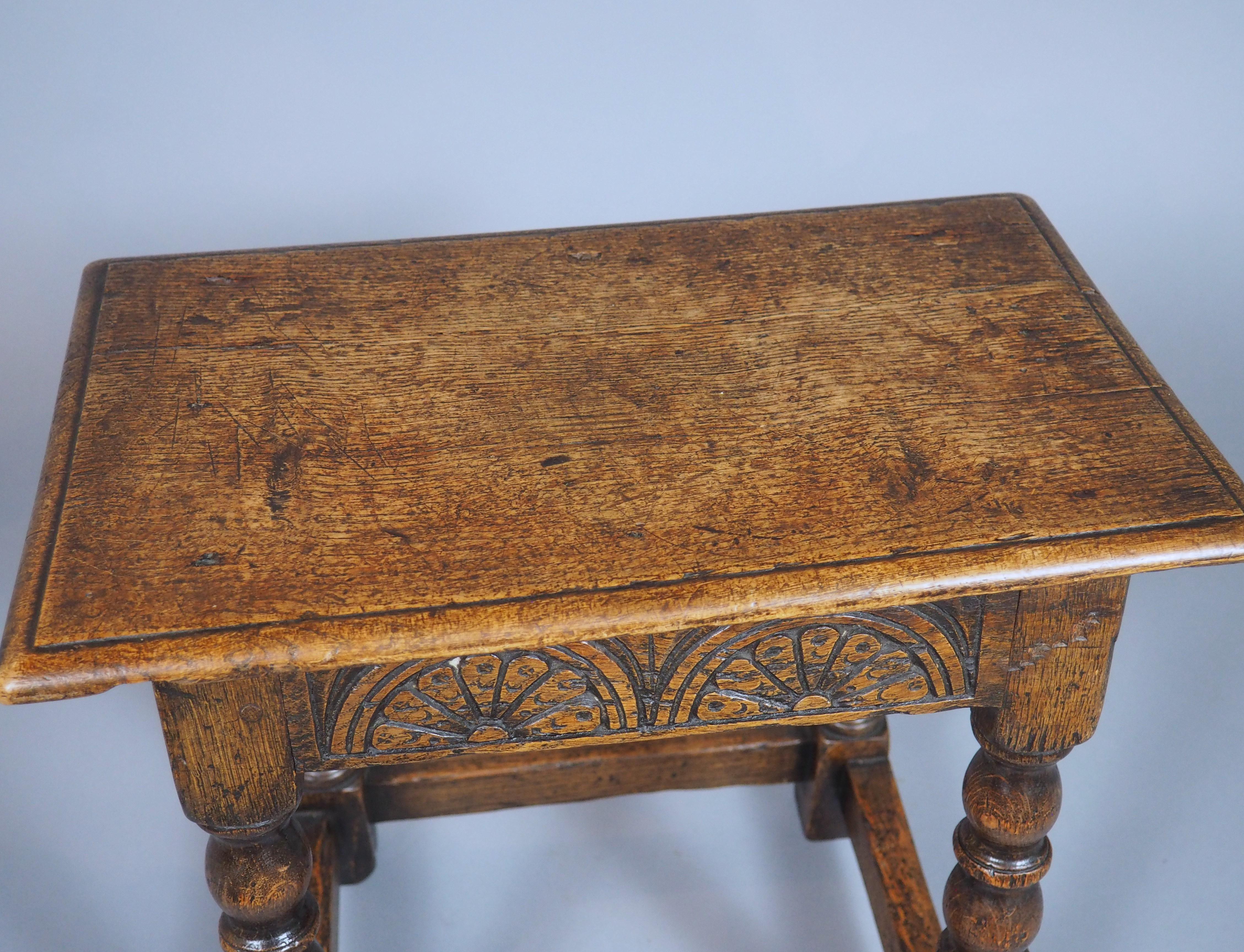 Anglais Tabouret anglais ancien du 17ème siècle avec motifs d'arcades en vente