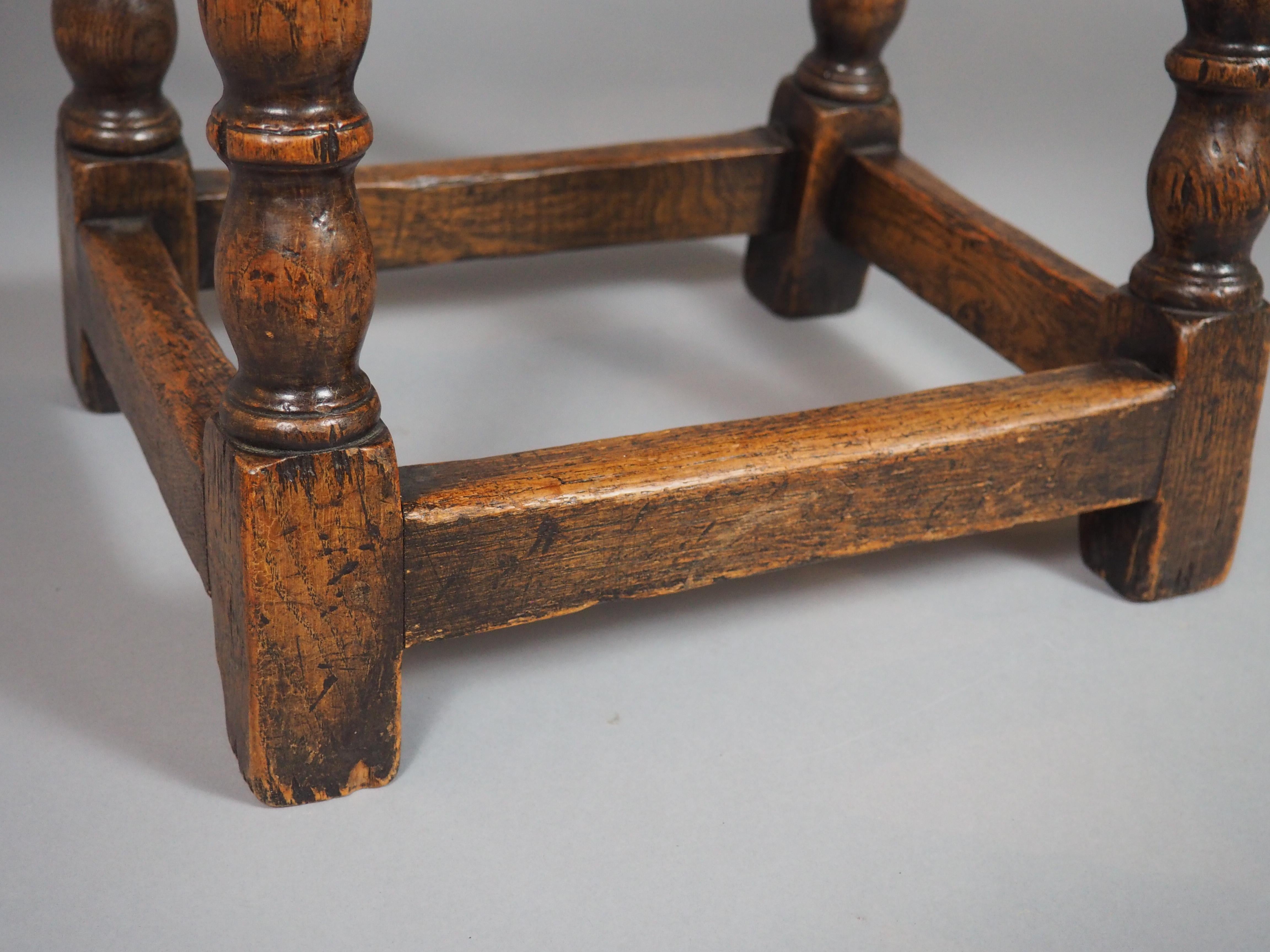 Sculpté à la main Tabouret anglais ancien du 17ème siècle avec motifs d'arcades en vente