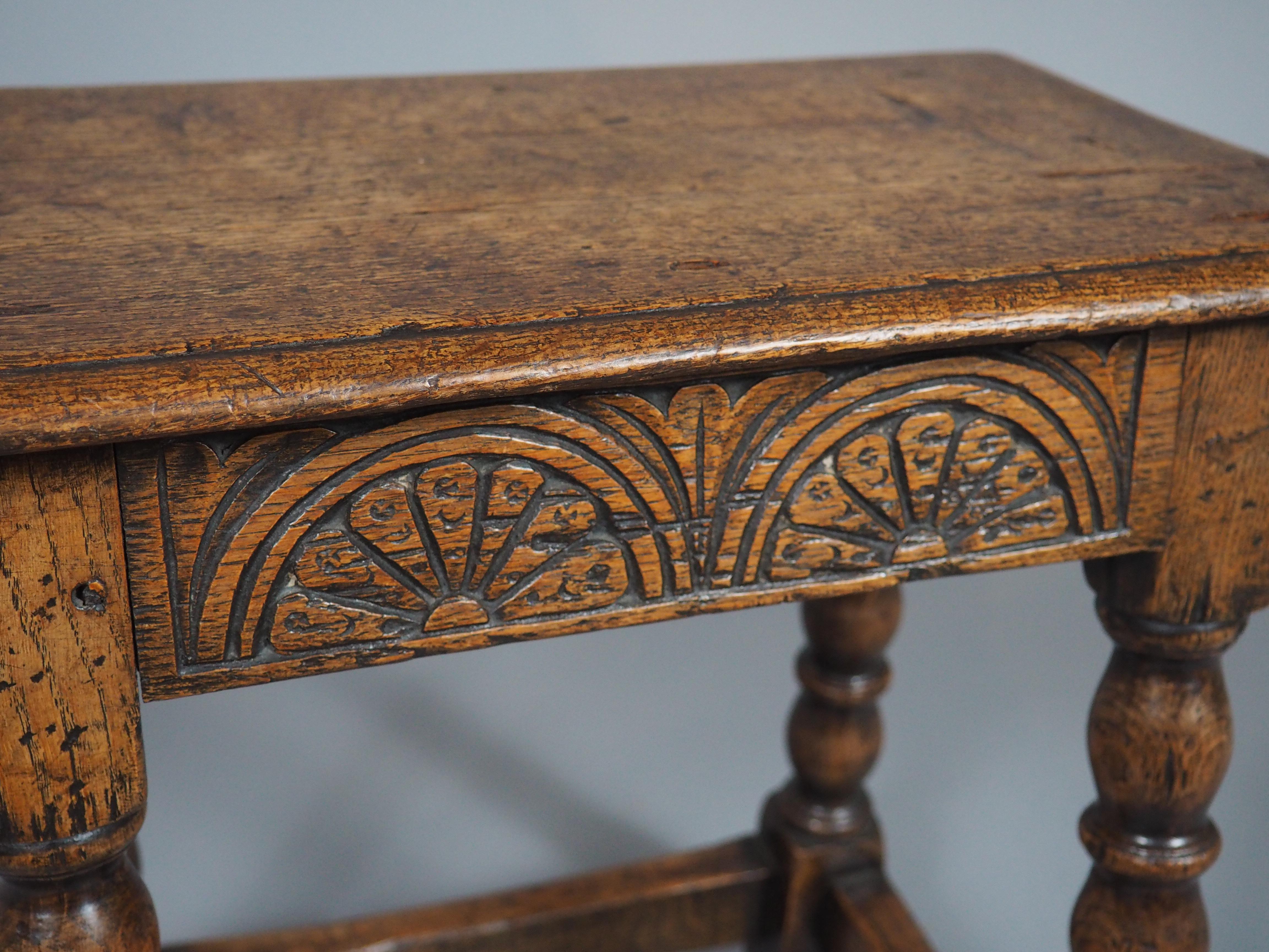 Tabouret anglais ancien du 17ème siècle avec motifs d'arcades Bon état - En vente à Dallas, TX