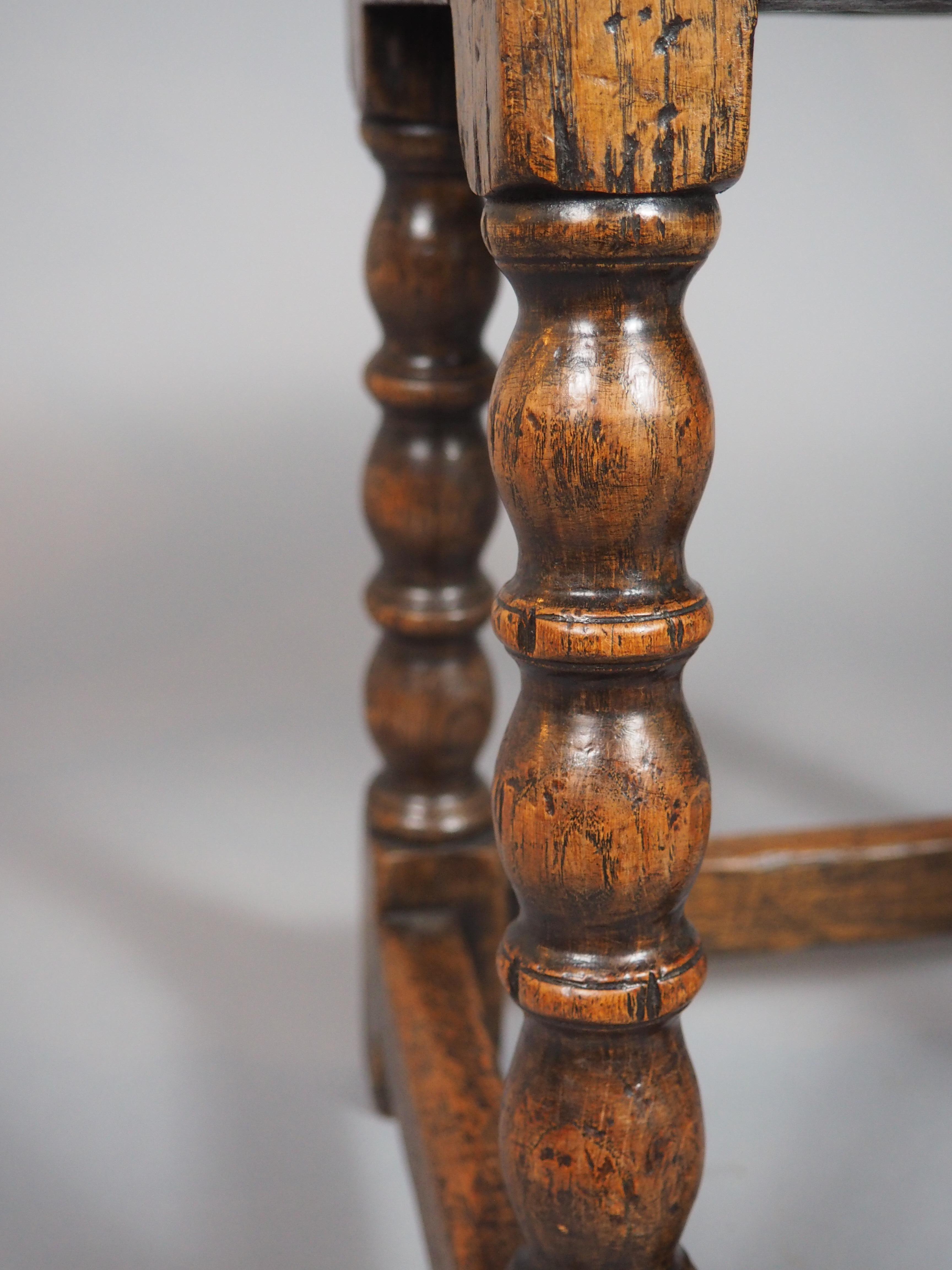 XVIIIe siècle et antérieur Tabouret anglais ancien du 17ème siècle avec motifs d'arcades en vente