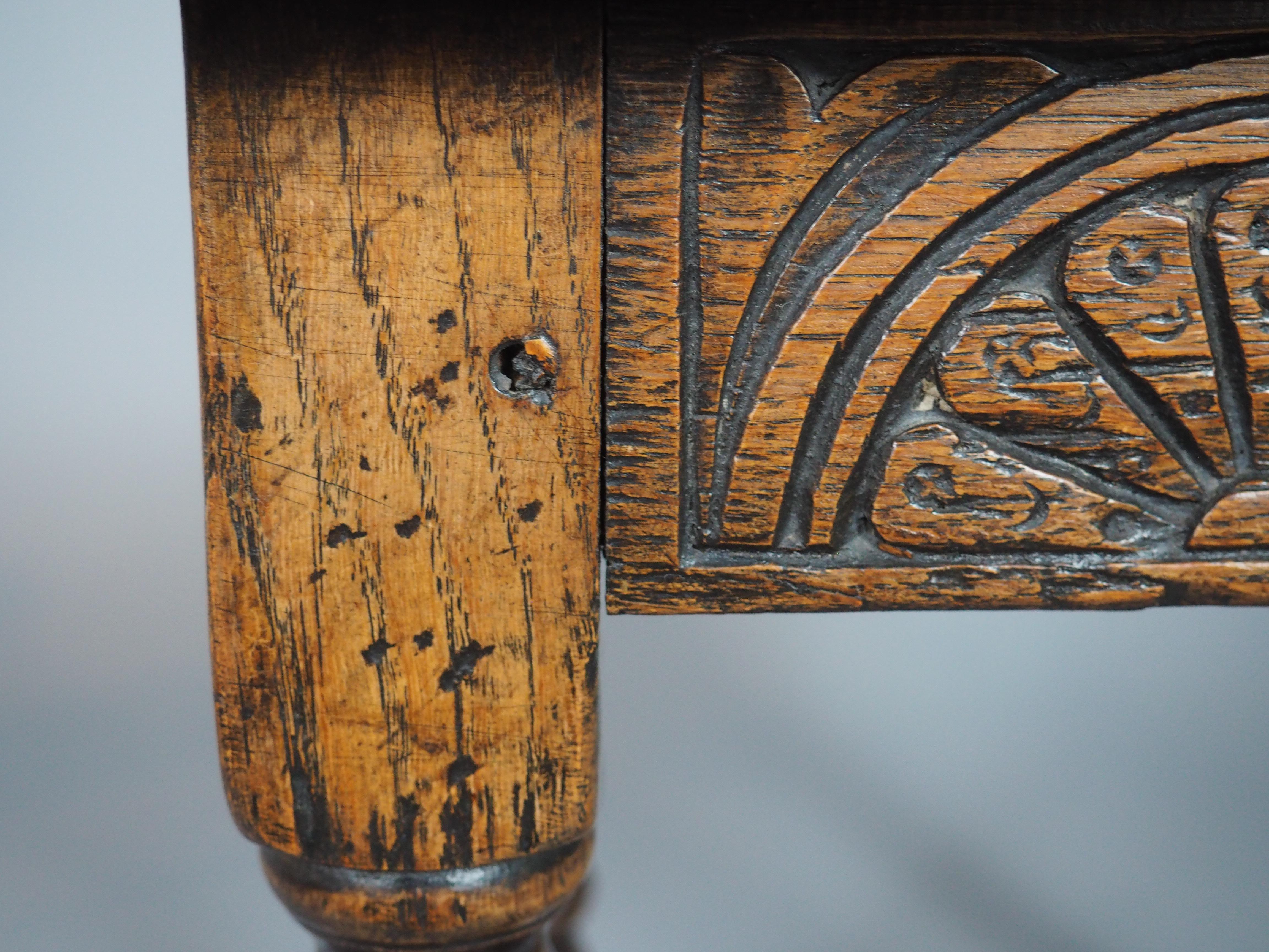 Bois Tabouret anglais ancien du 17ème siècle avec motifs d'arcades en vente
