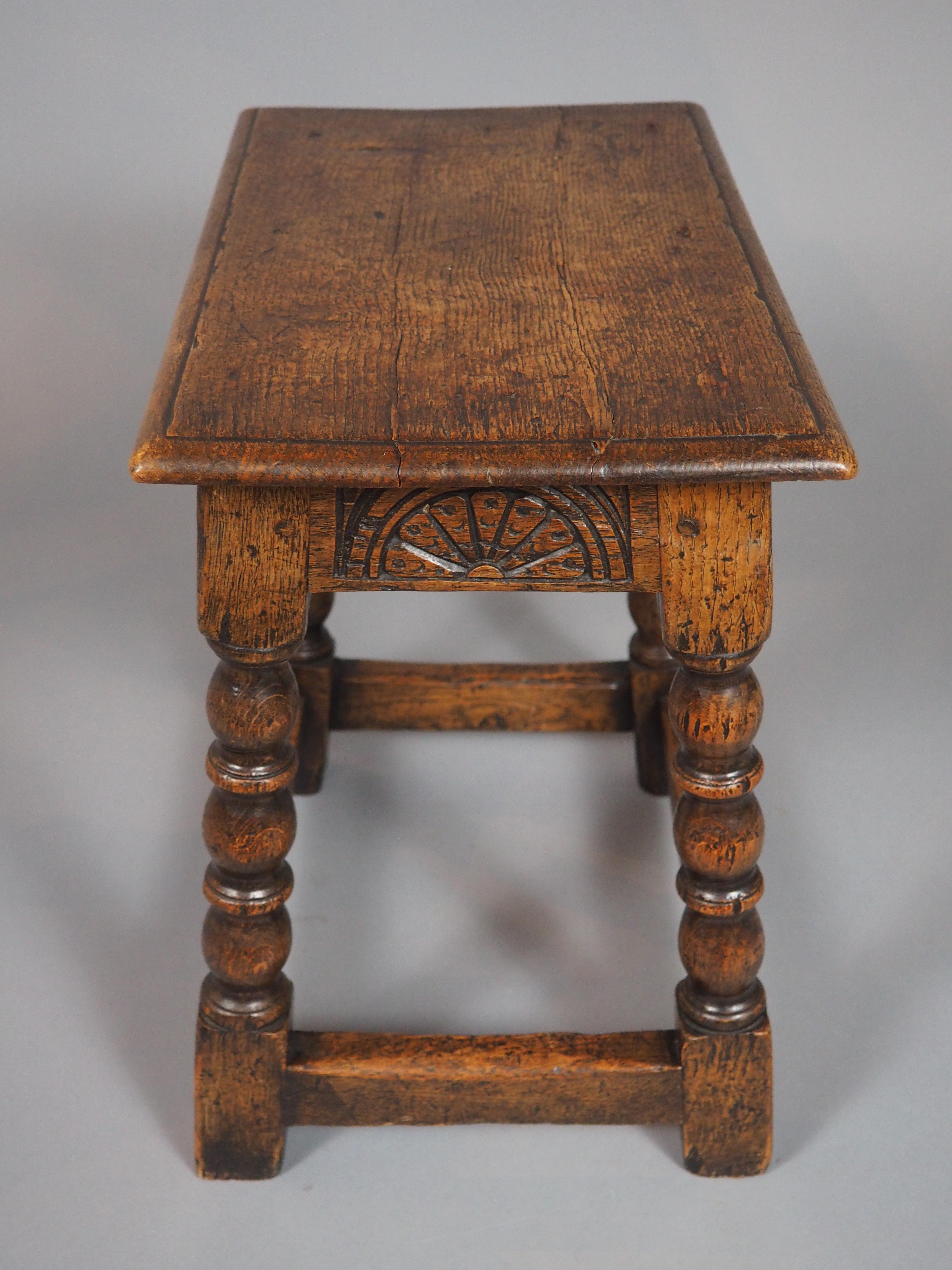 Tabouret anglais ancien du 17ème siècle avec motifs d'arcades en vente 1
