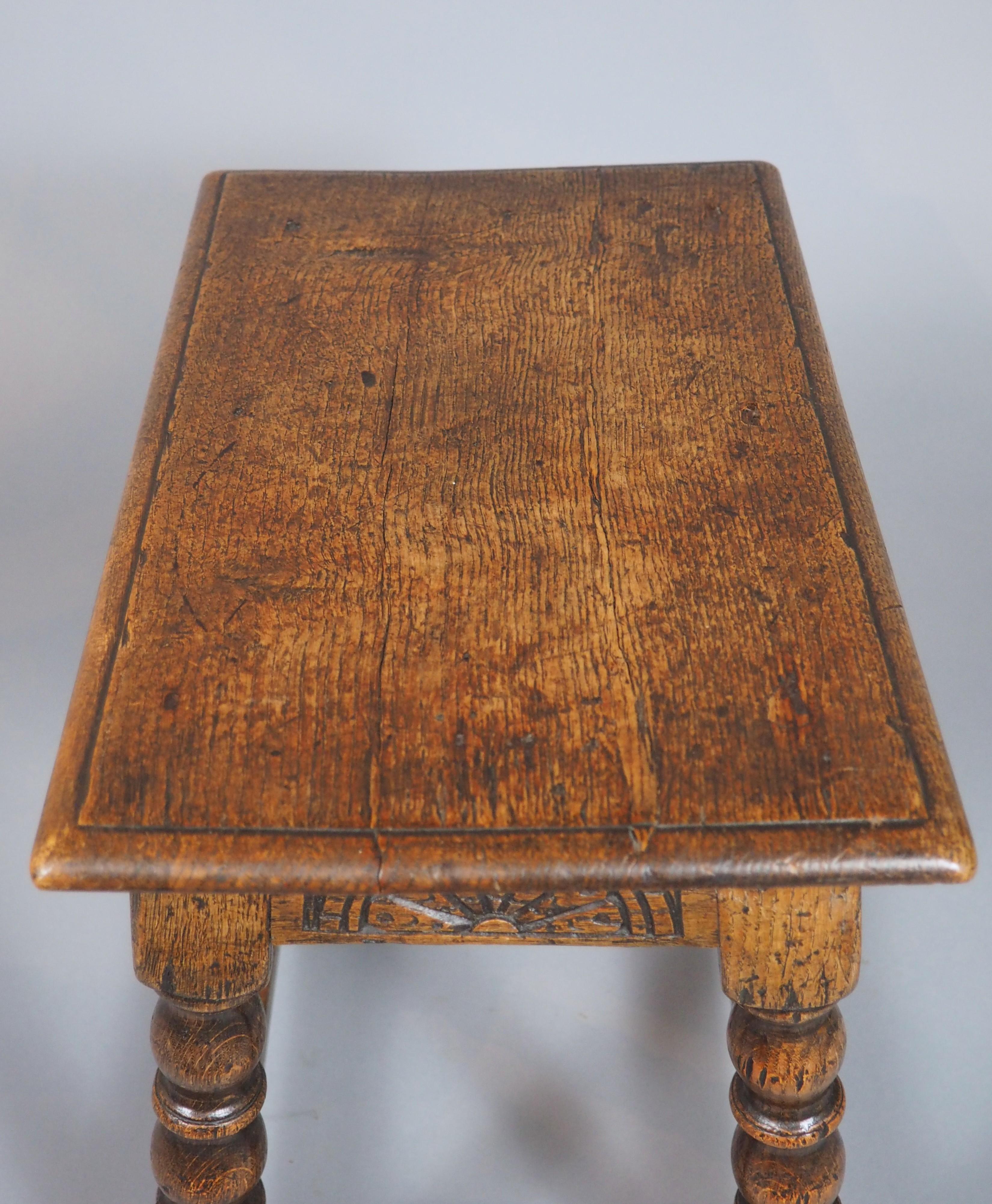 Tabouret anglais ancien du 17ème siècle avec motifs d'arcades en vente 2