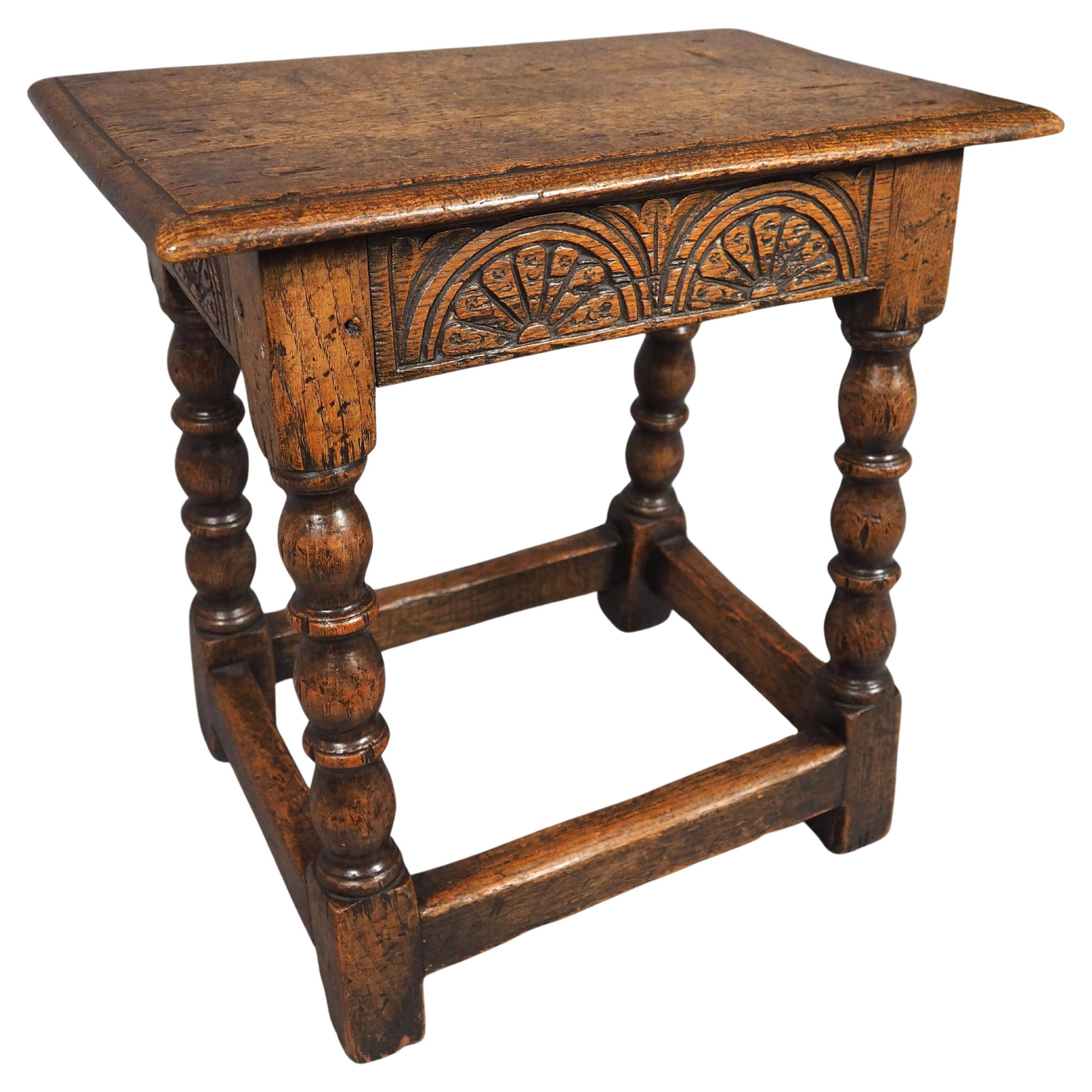 Tabouret anglais ancien du 17ème siècle avec motifs d'arcades en vente
