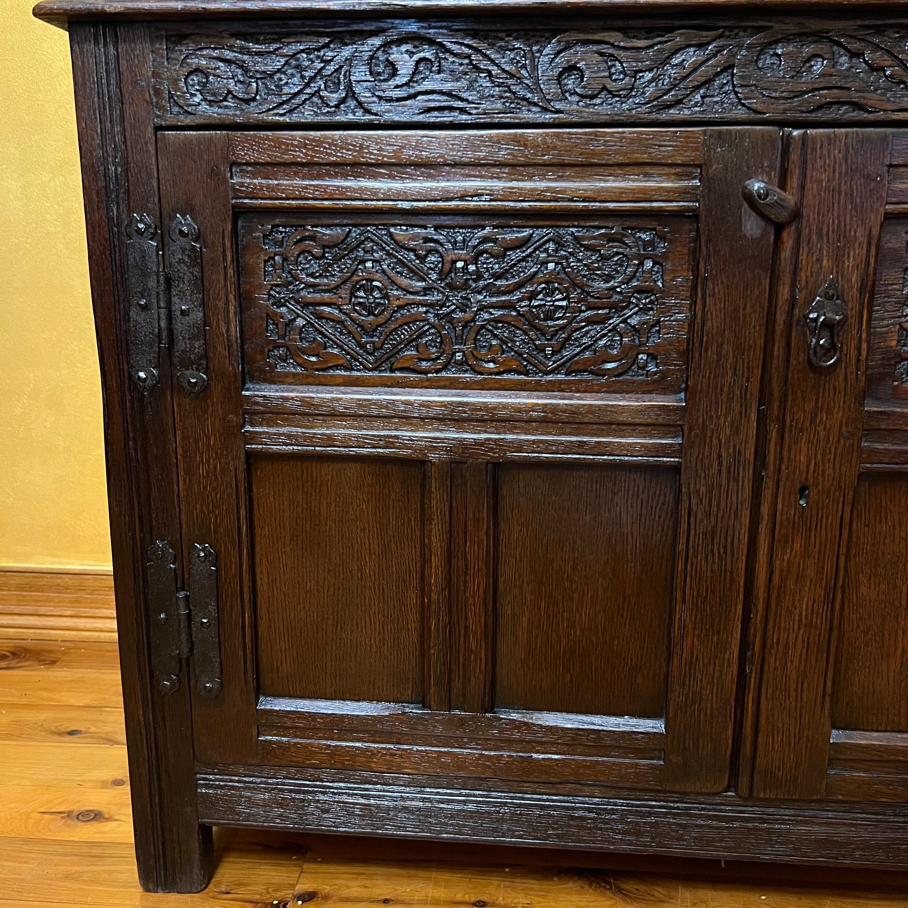 Cabinet ancien en chêne anglais du 17ème siècle en vente 6