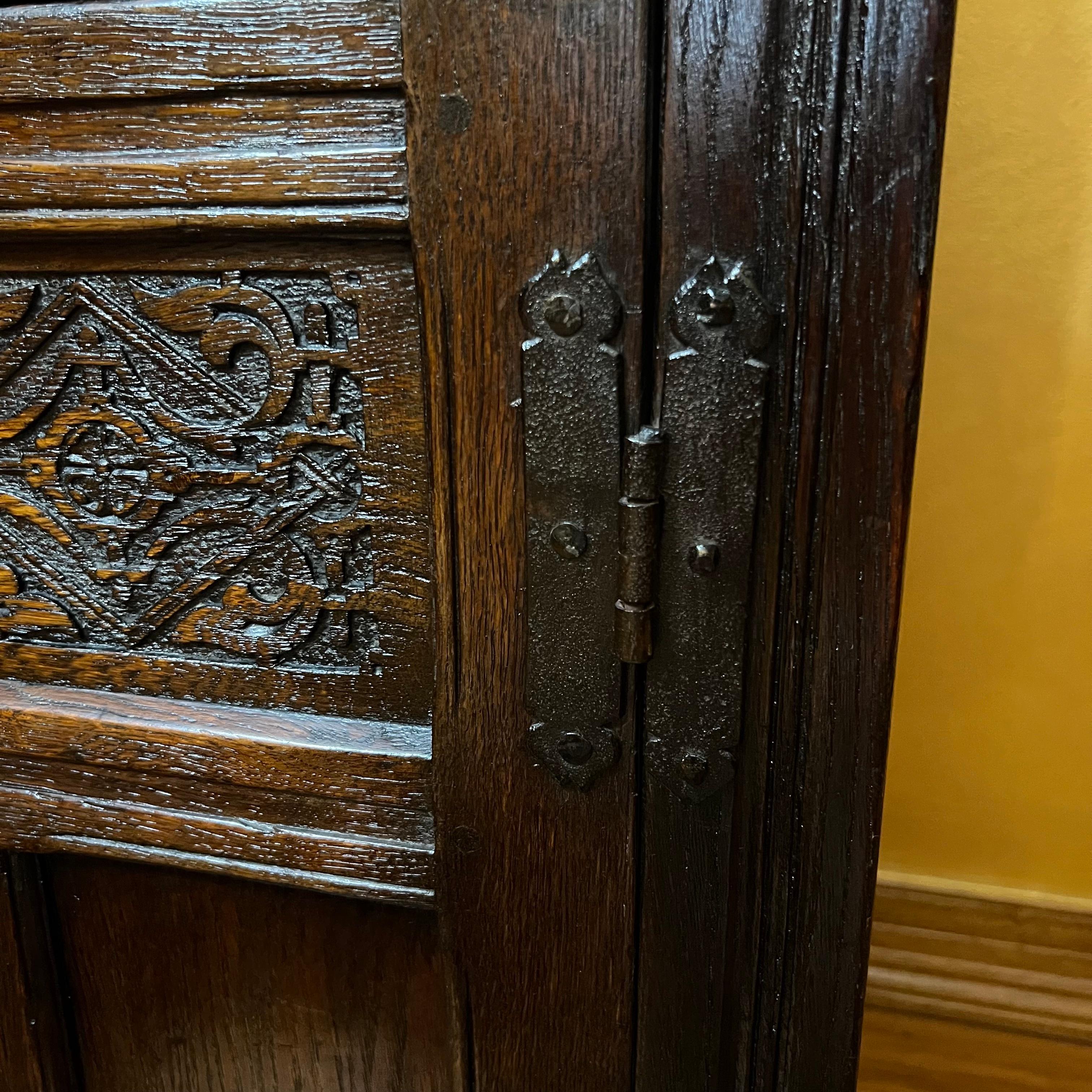 Cabinet ancien en chêne anglais du 17ème siècle en vente 8