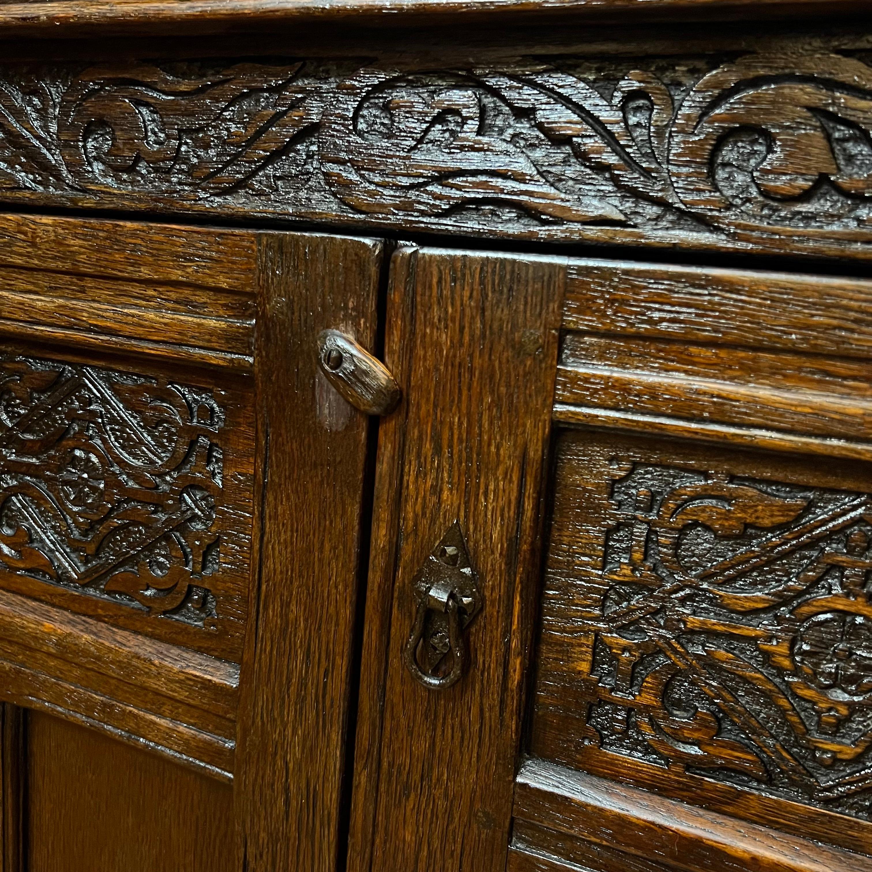 Cabinet ancien en chêne anglais du 17ème siècle en vente 9
