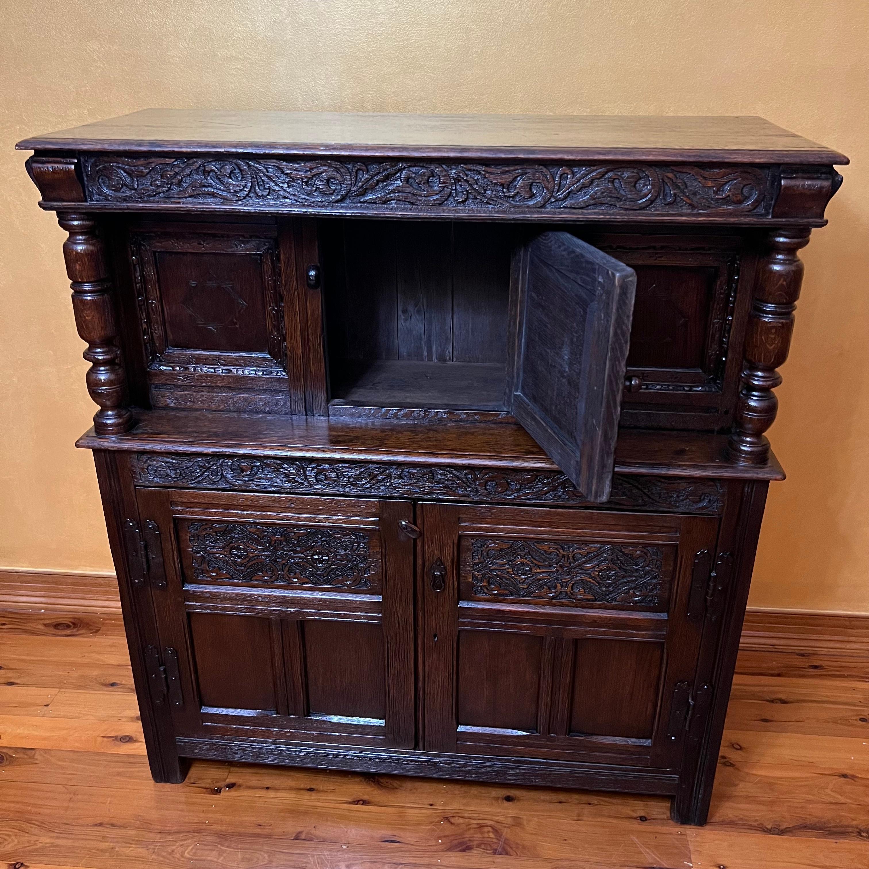 Cabinet ancien en chêne anglais du 17ème siècle en vente 11