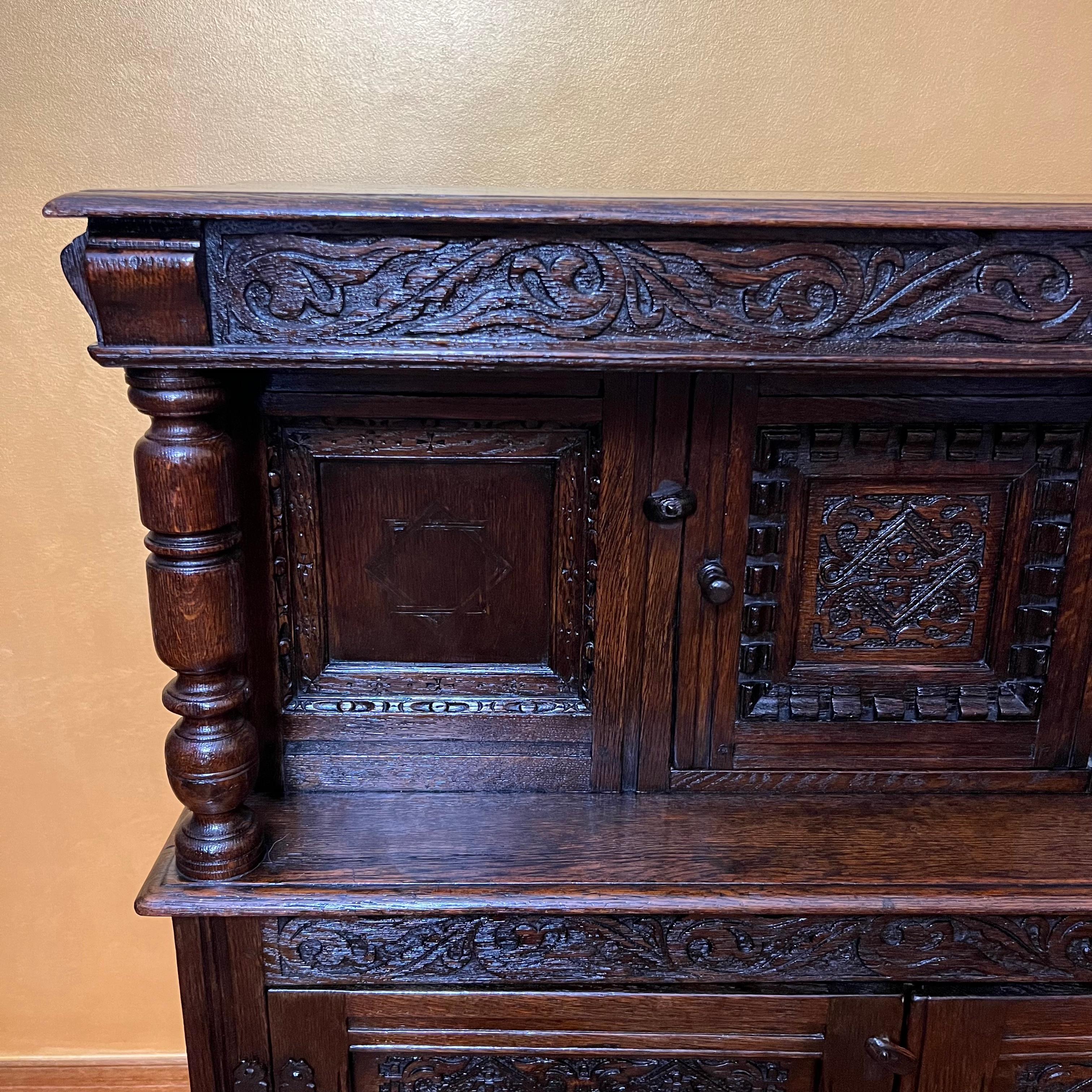 Chêne Cabinet ancien en chêne anglais du 17ème siècle en vente