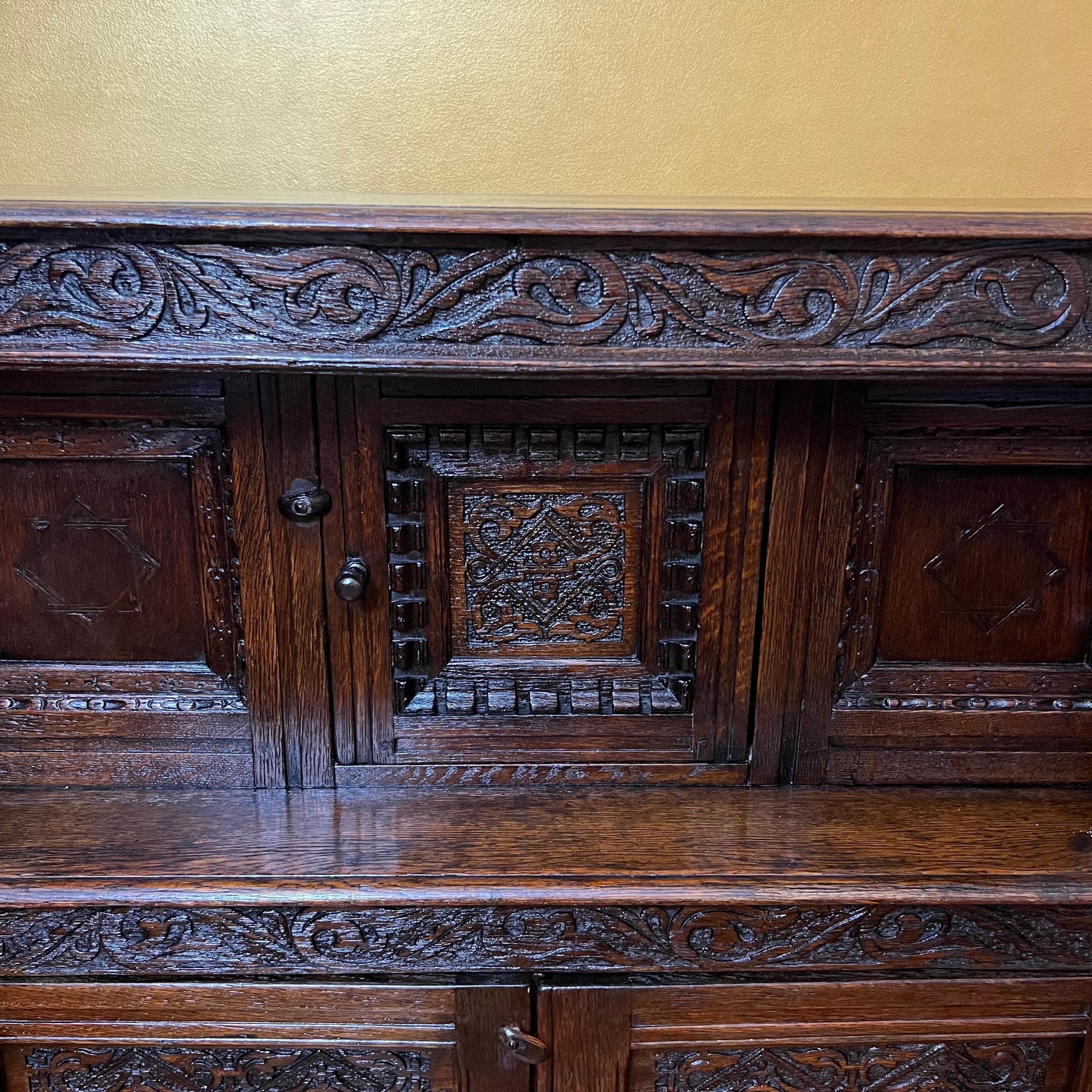 Cabinet ancien en chêne anglais du 17ème siècle en vente 1