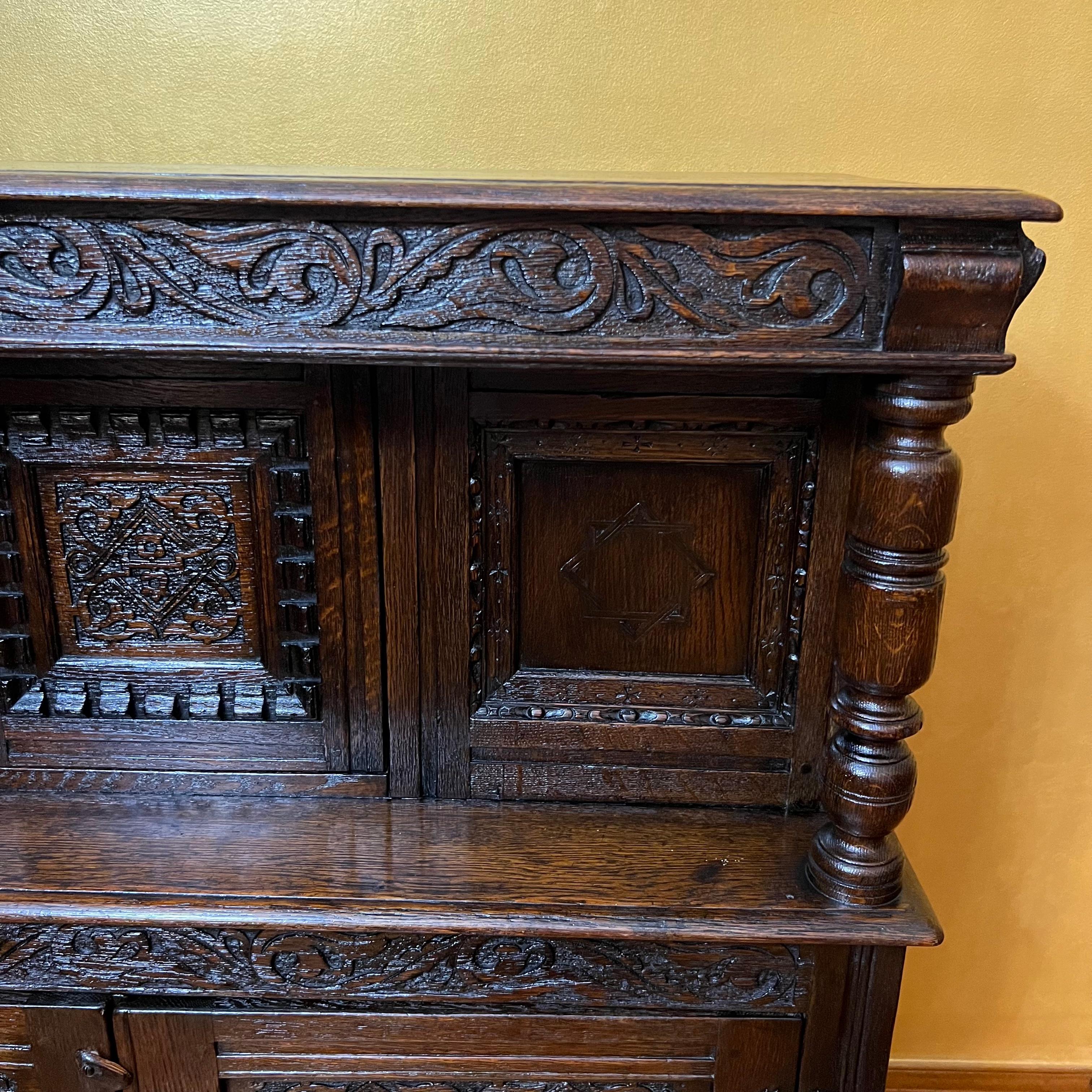Cabinet ancien en chêne anglais du 17ème siècle en vente 2
