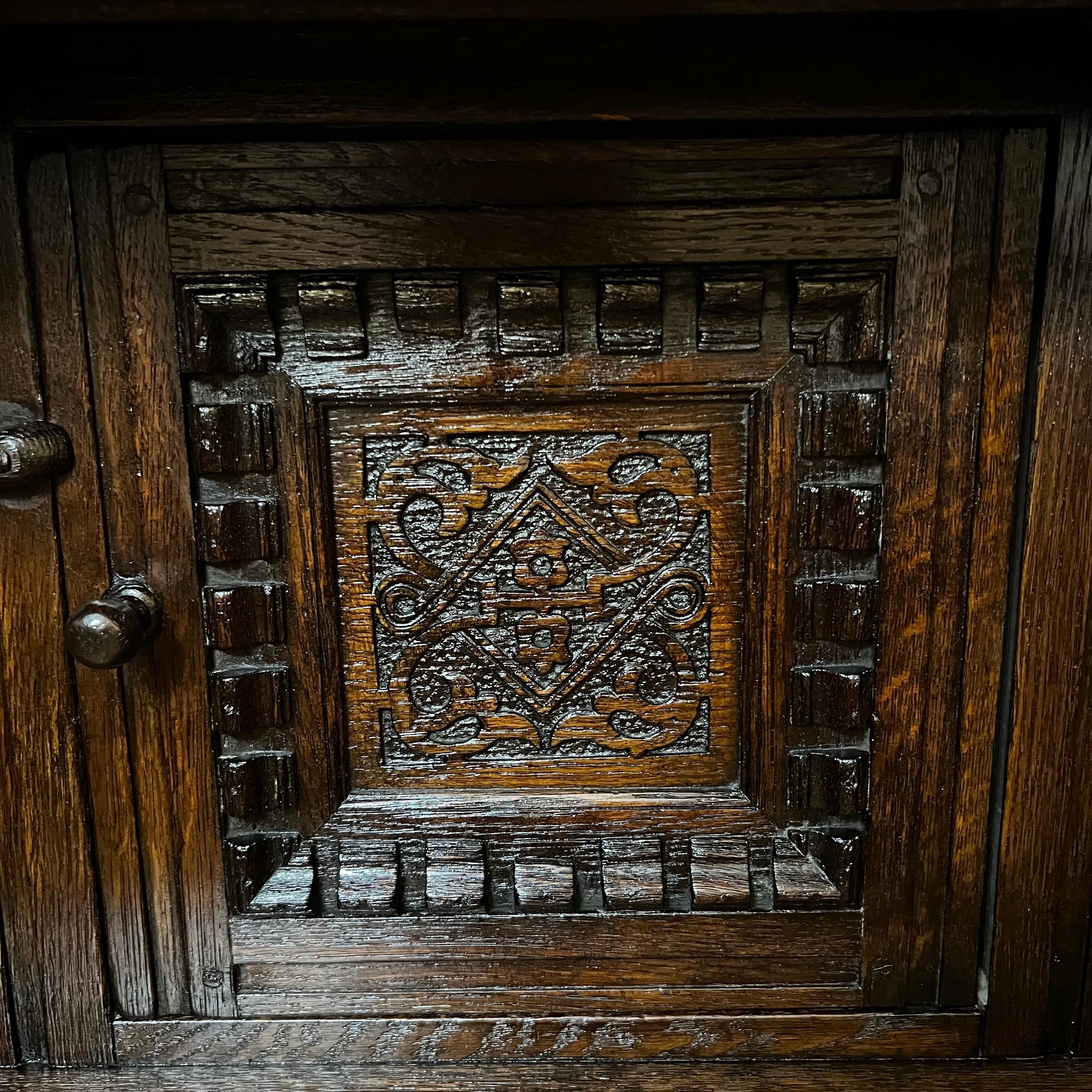 Cabinet ancien en chêne anglais du 17ème siècle en vente 4
