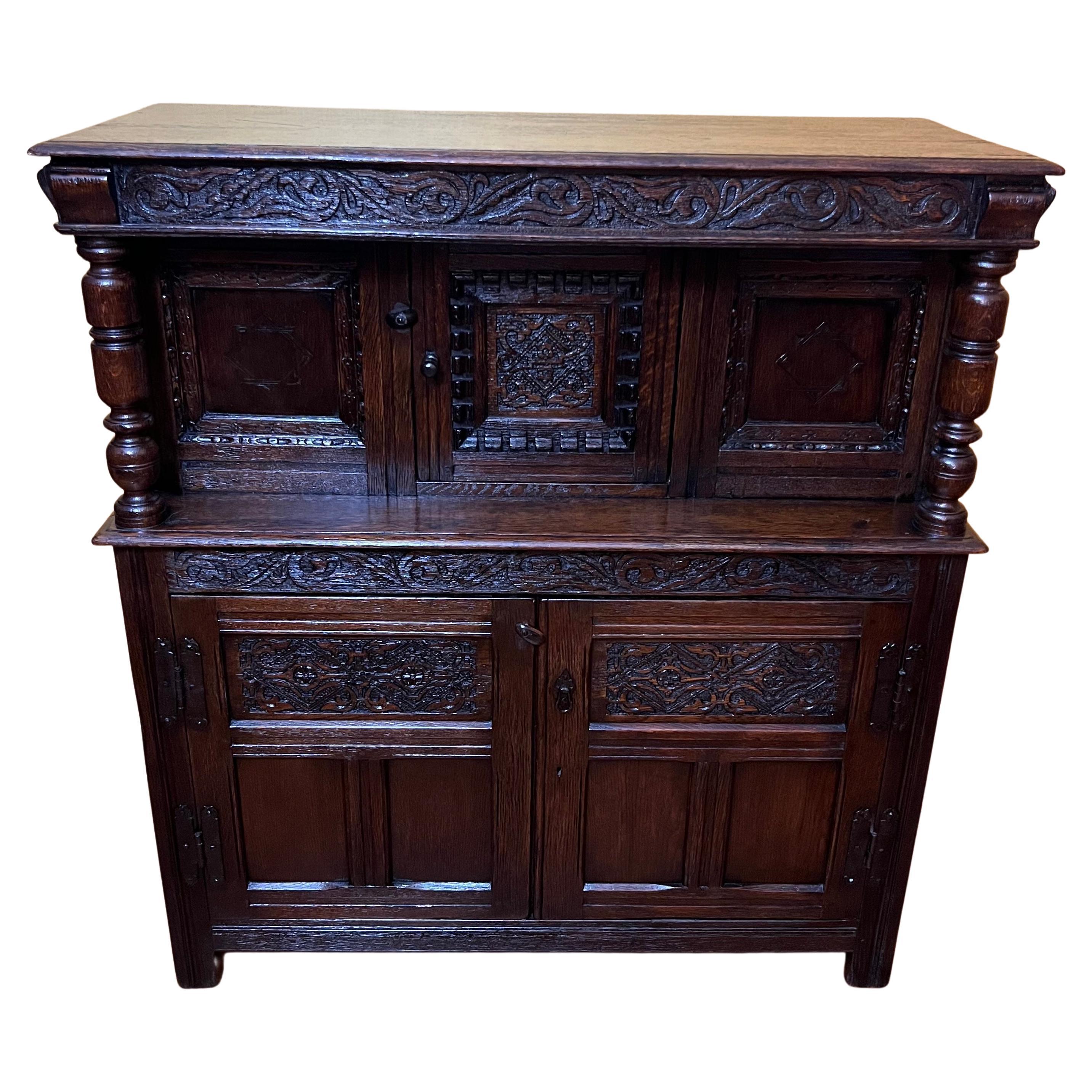 Cabinet ancien en chêne anglais du 17ème siècle