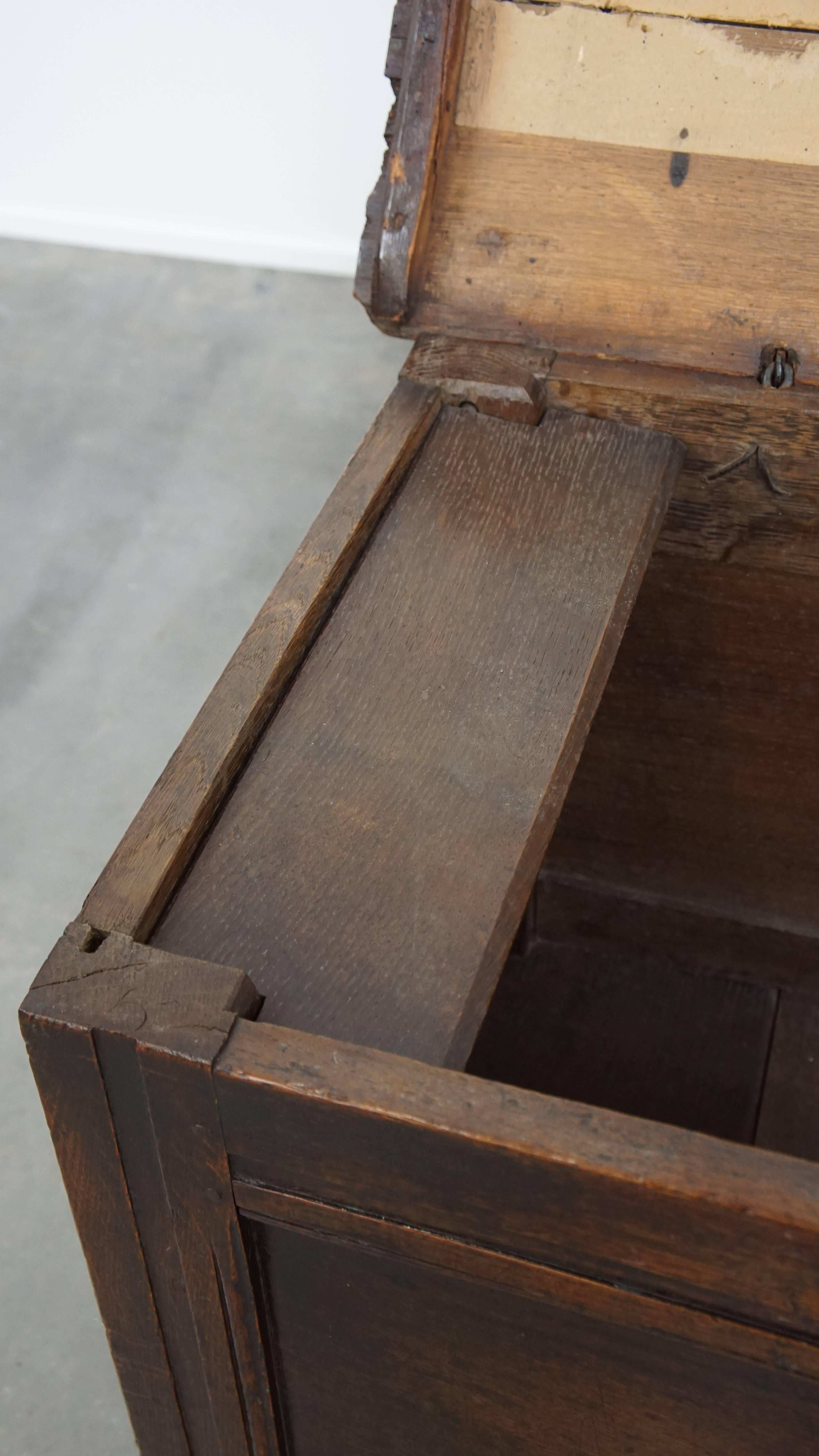 Antique 17th-century English oak chest For Sale 3