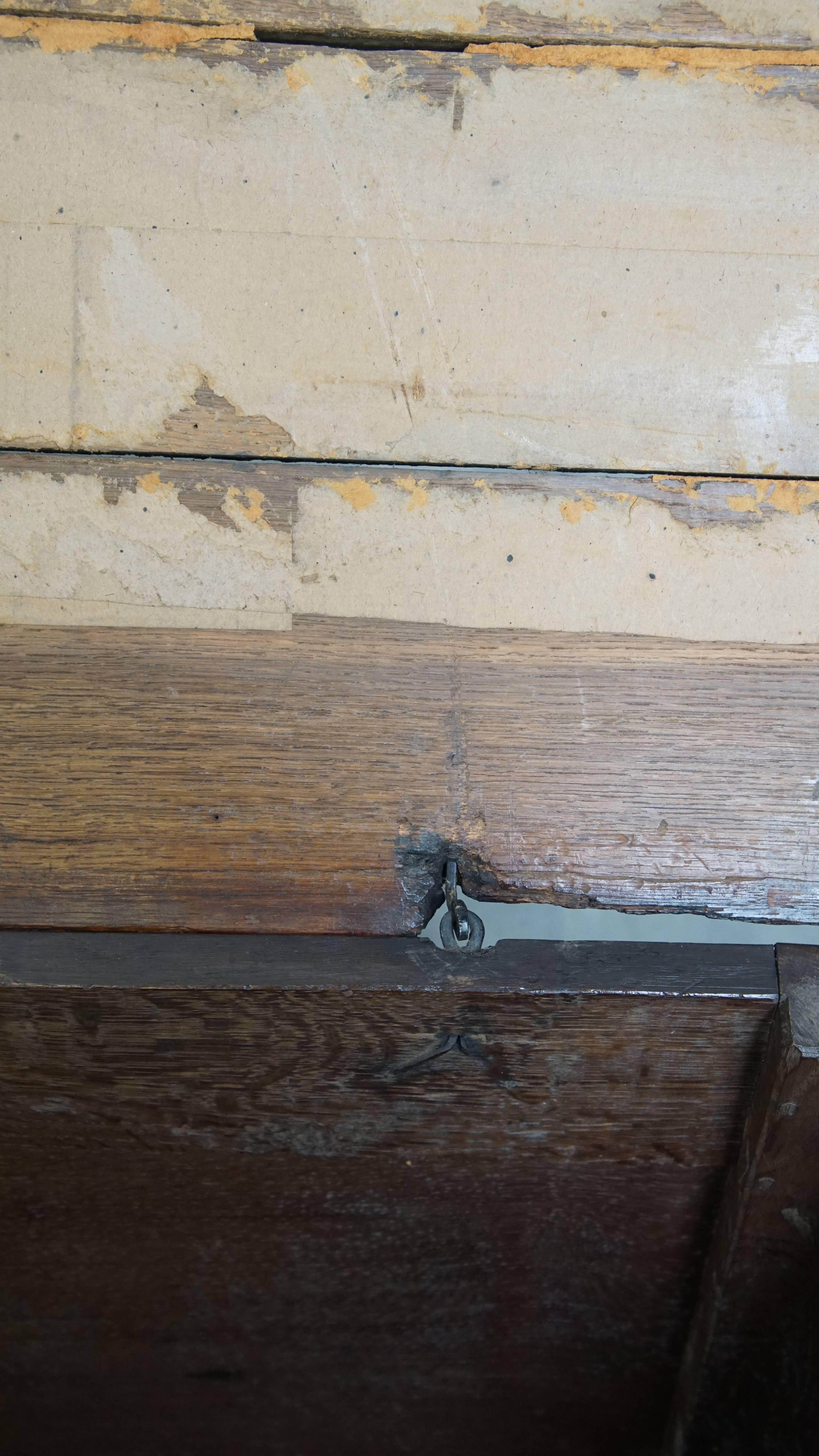 Antique 17th-century English oak chest For Sale 4
