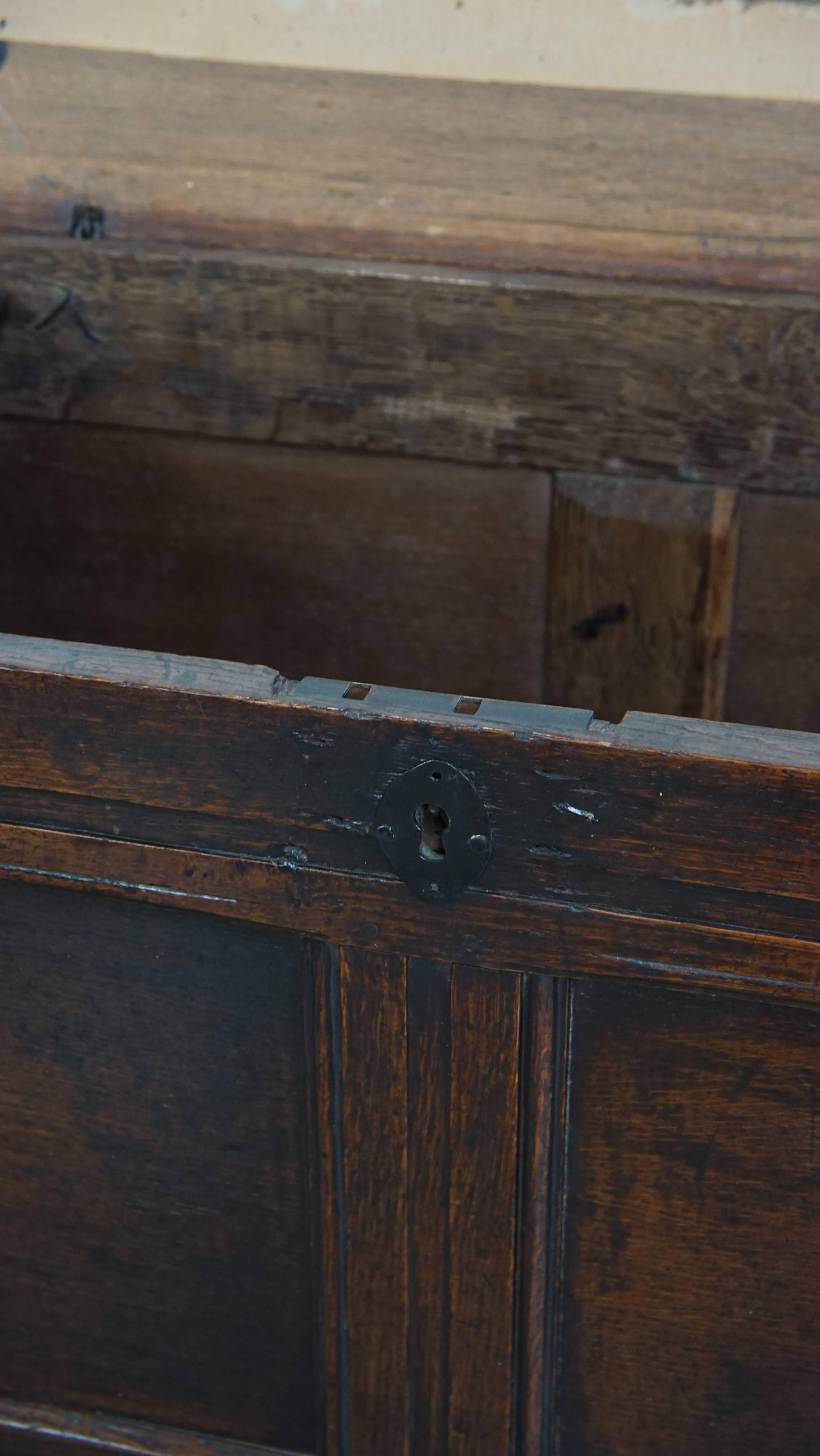Antique 17th-century English oak chest For Sale 5