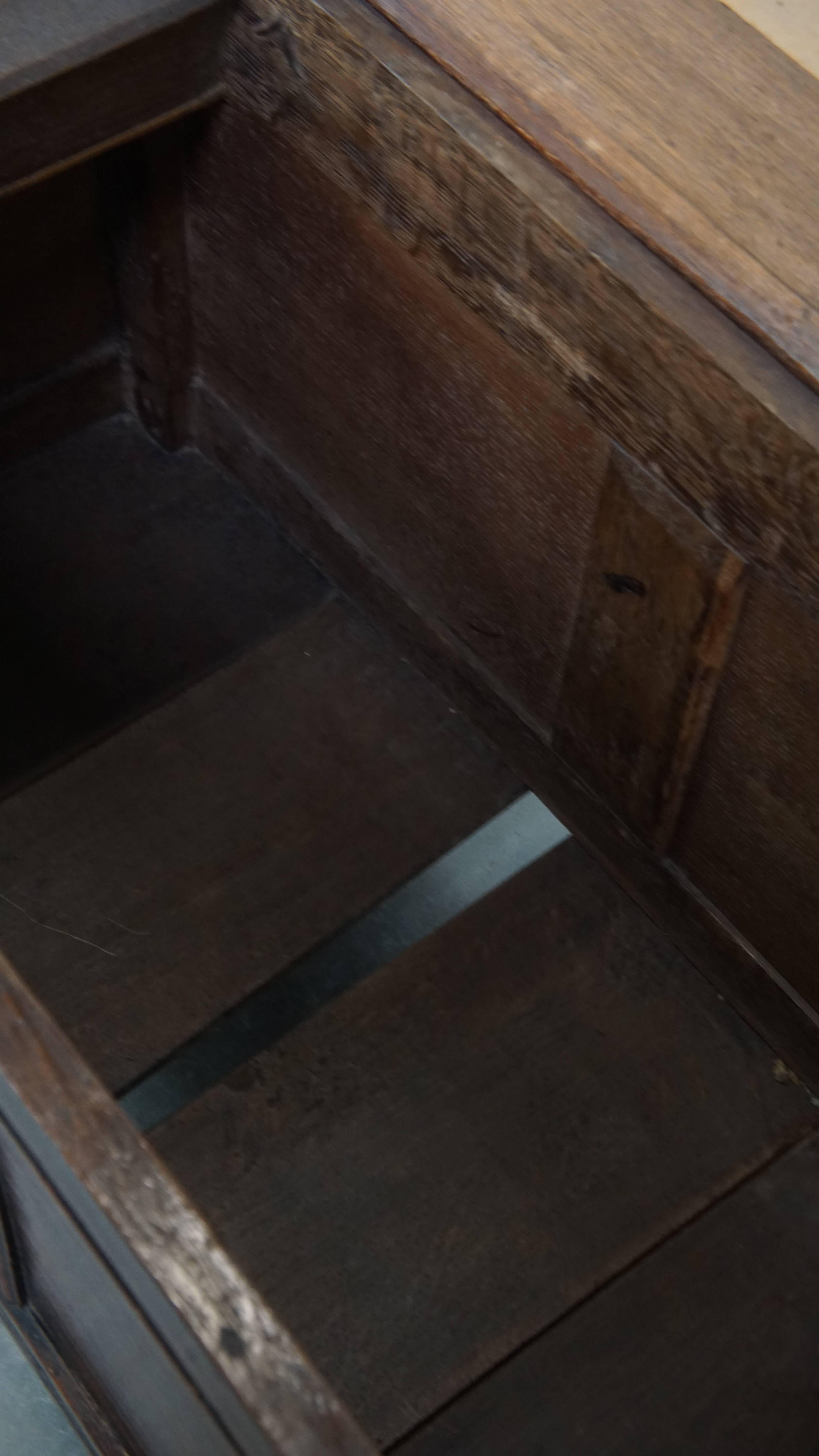 Antique 17th-century English oak chest For Sale 6