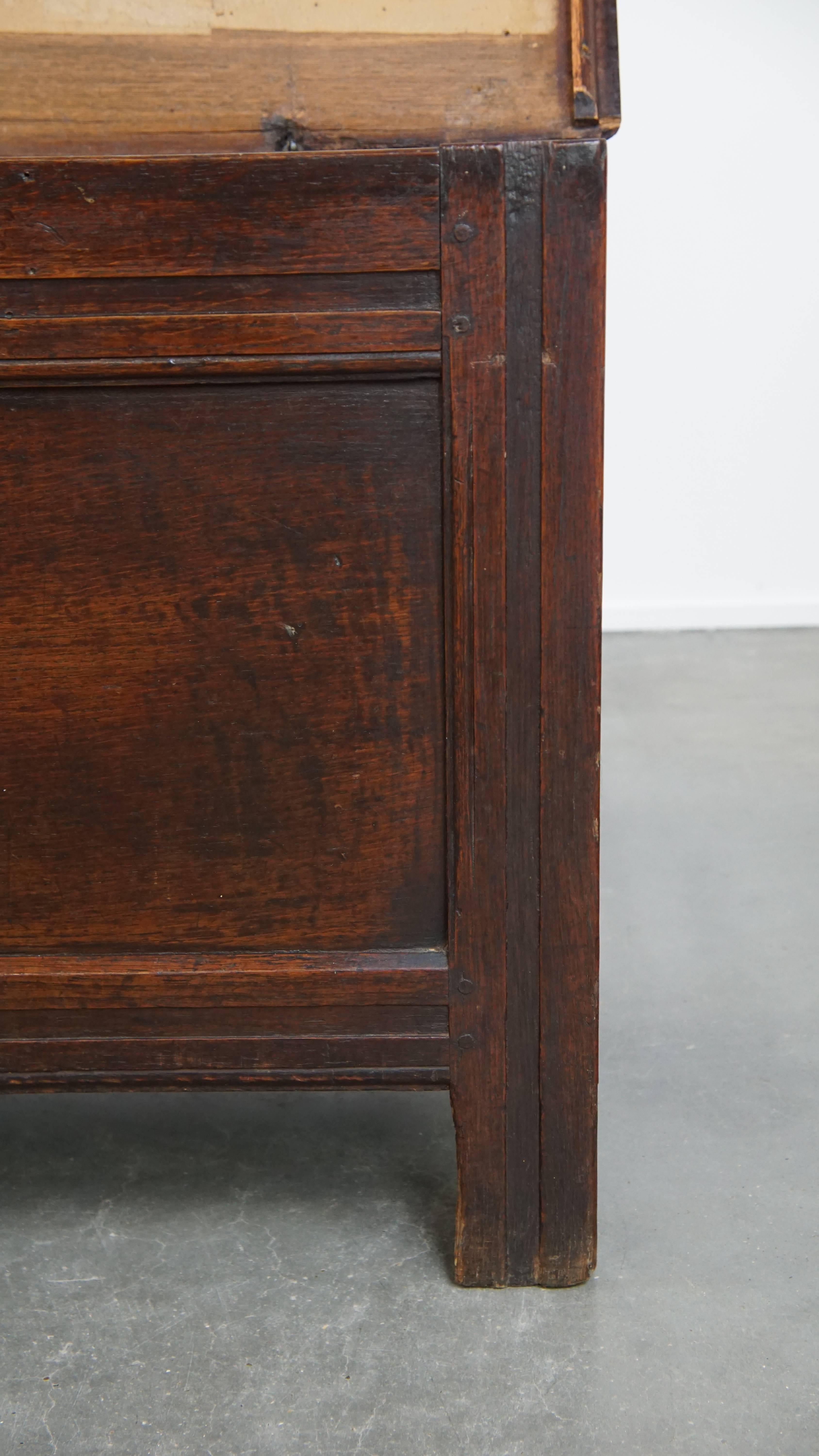 Antique 17th-century English oak chest For Sale 7