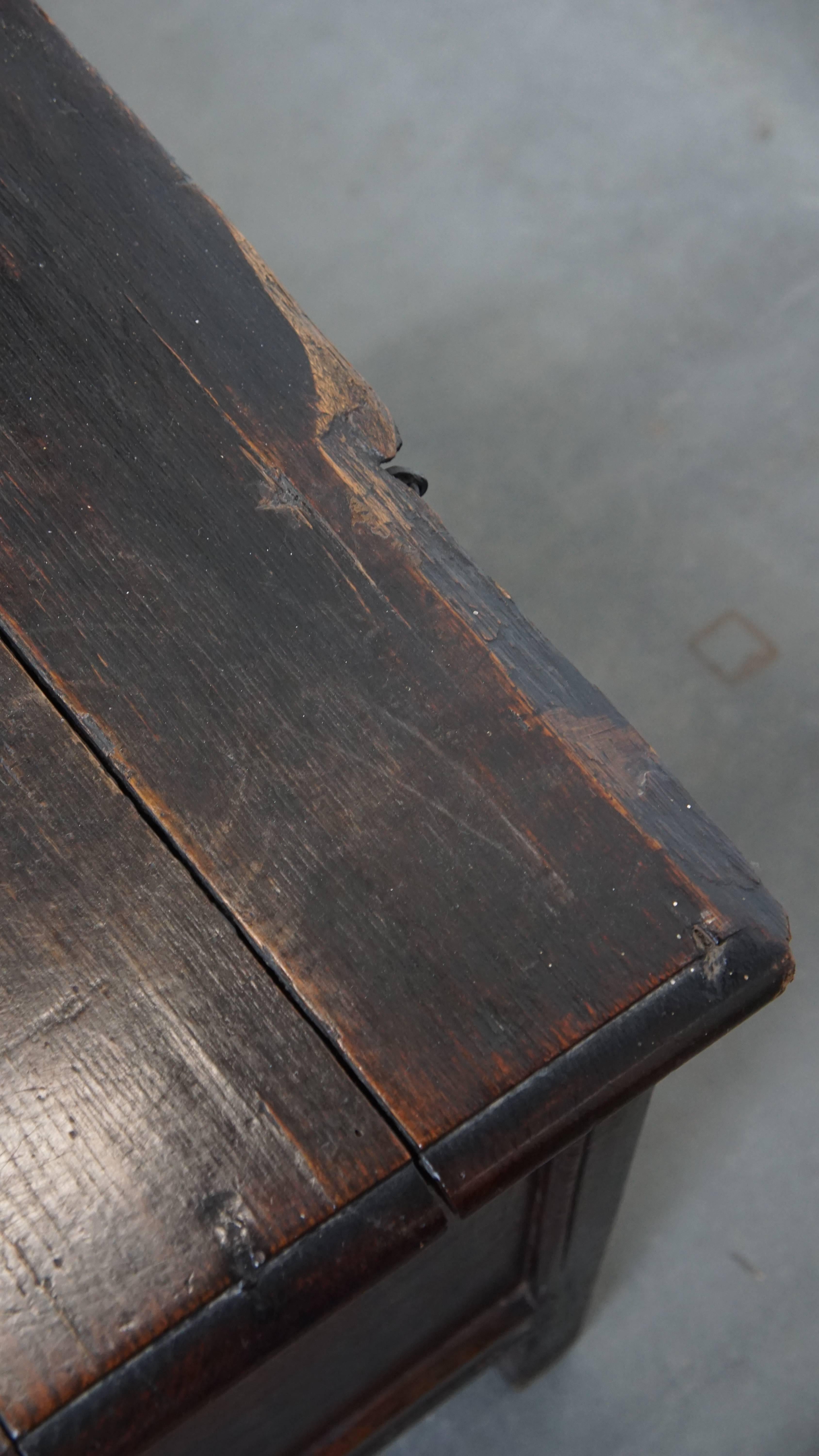 Antique 17th-century English oak chest For Sale 8