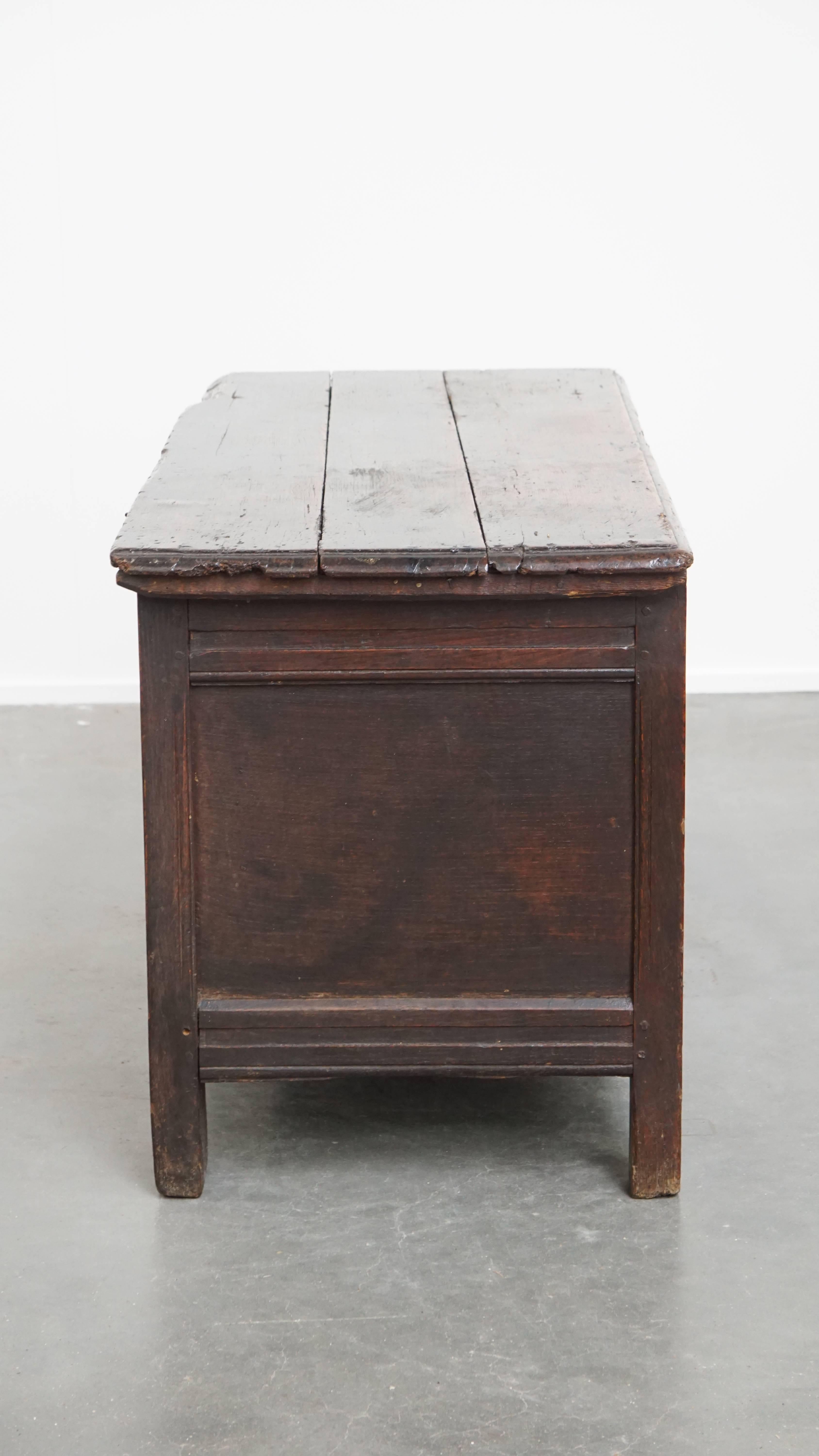 Hand-Crafted Antique 17th-century English oak chest For Sale