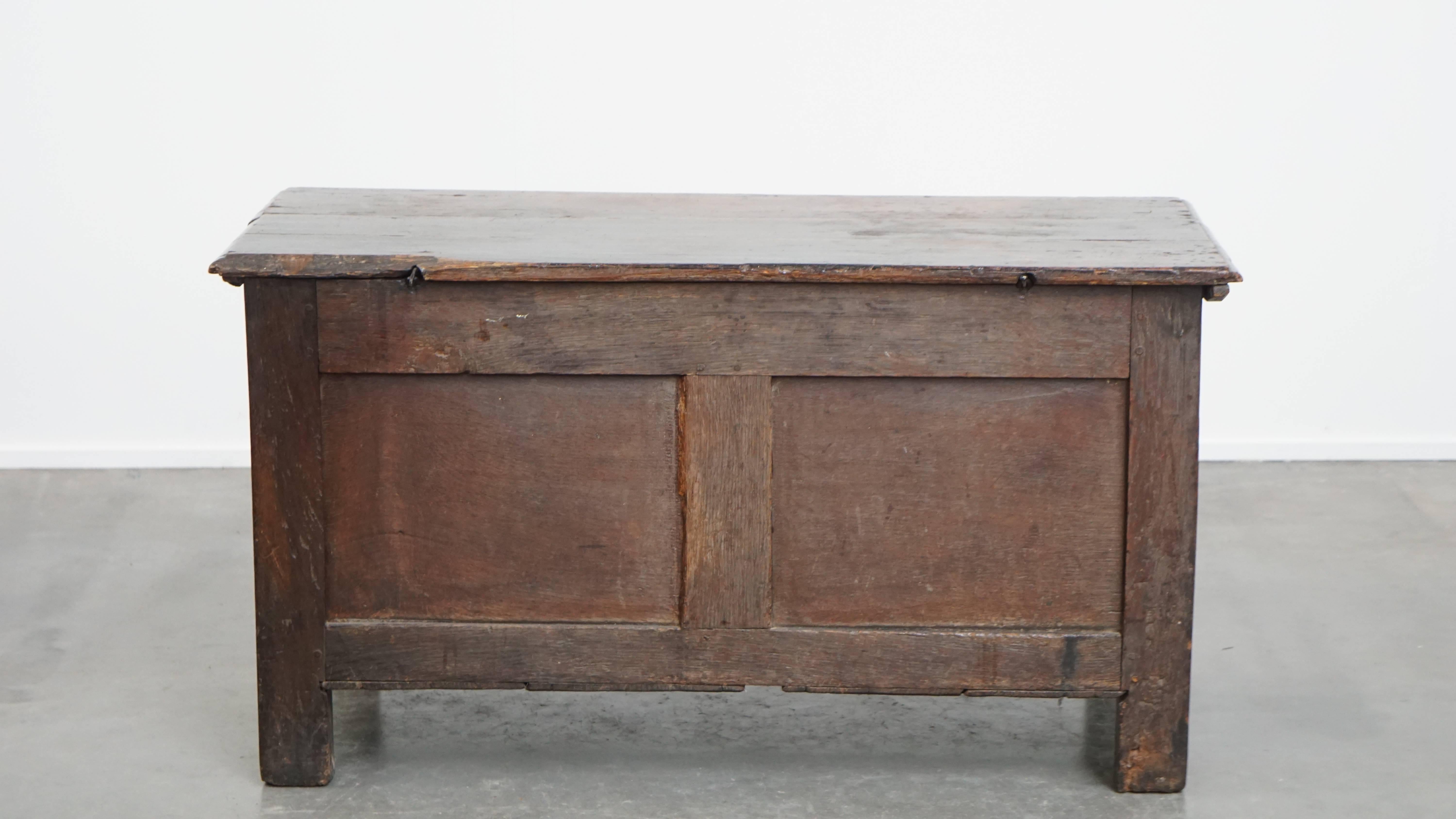 Antique 17th-century English oak chest In Fair Condition For Sale In Harderwijk, NL